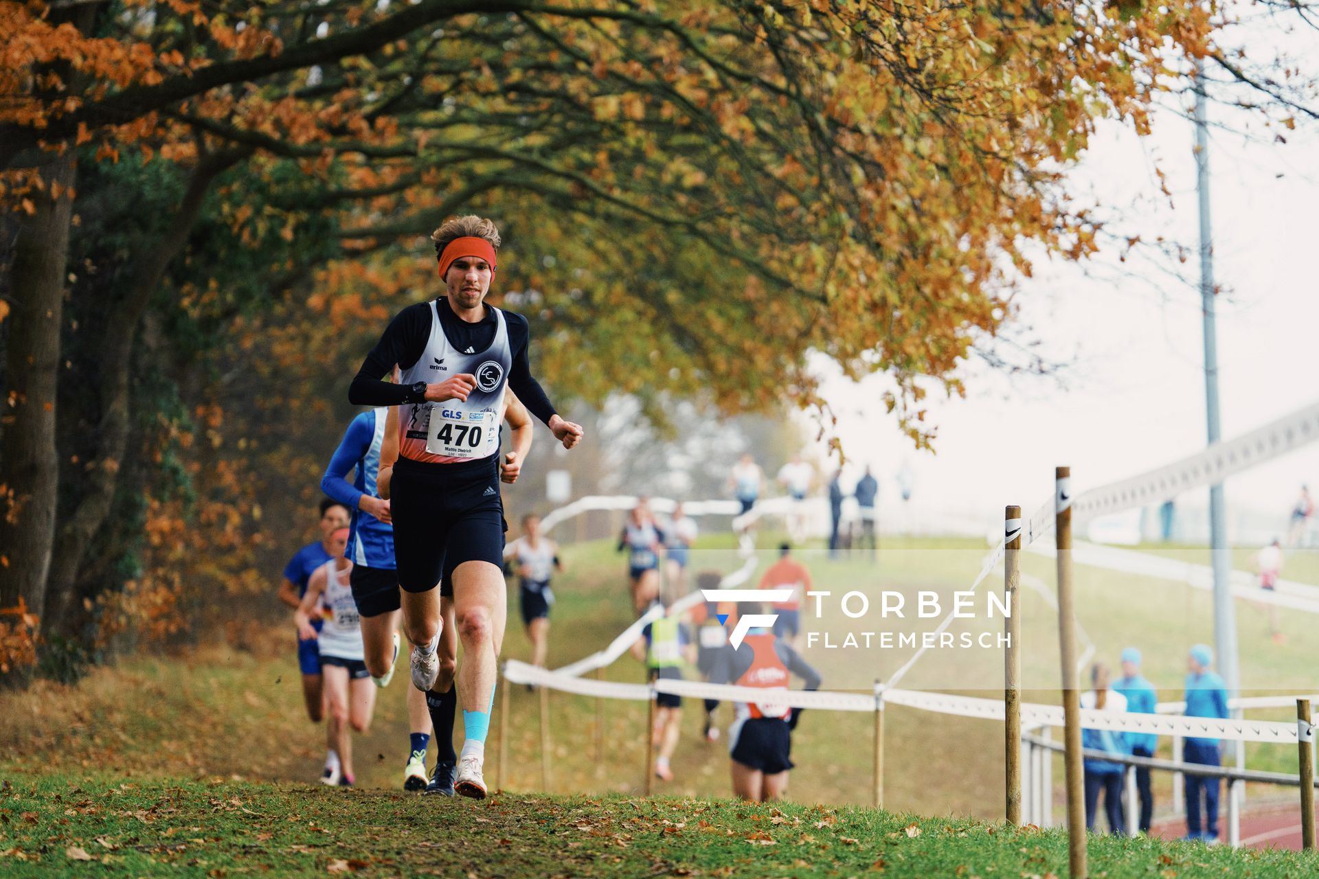Mattis Dietrich (NI/ Lueneburger SV) am 26.11.2022 waehrend den deutschen Crosslauf-Meisterschaften auf Sportanlage an der Ringstrasse in Loeningen