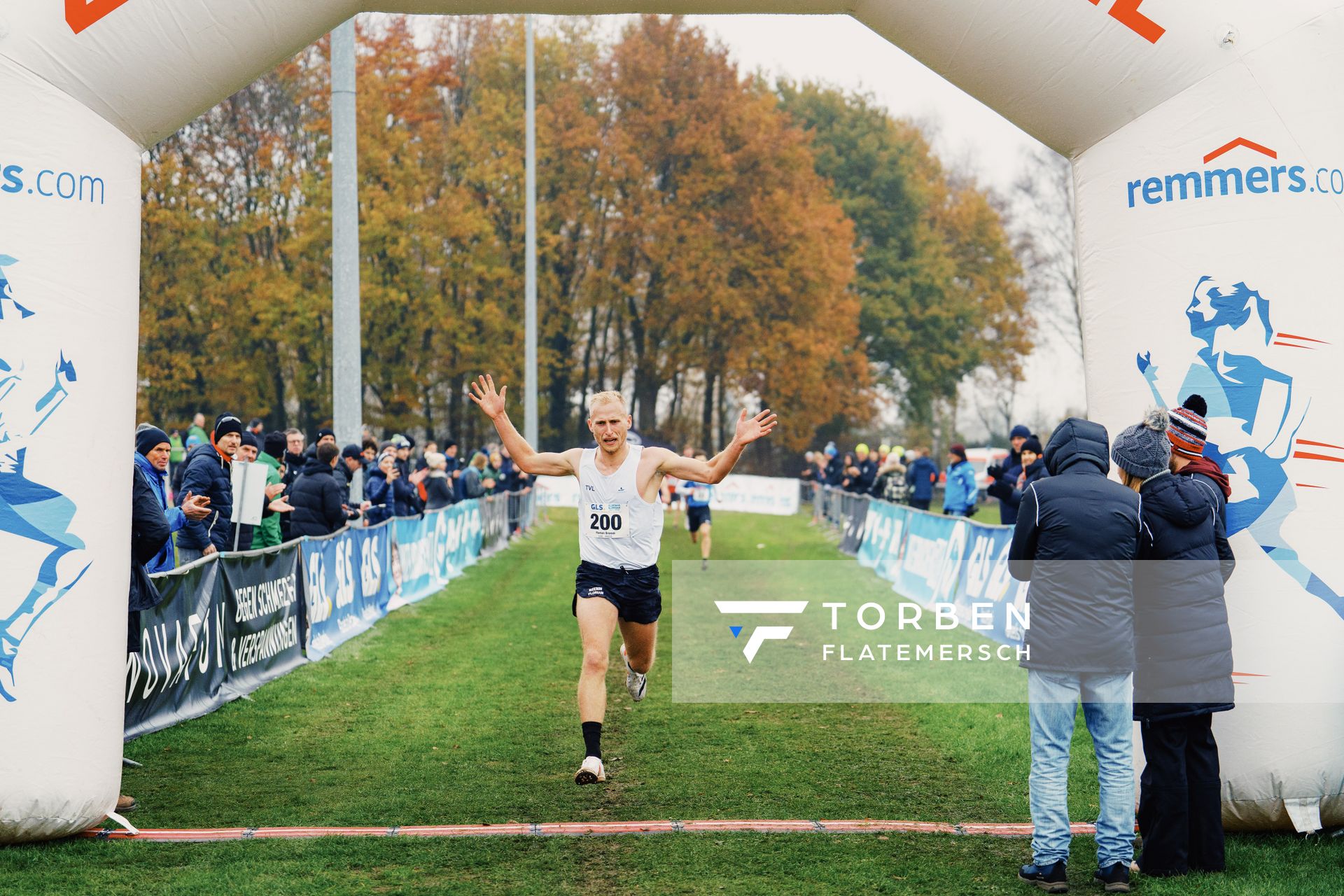 Florian Bremm (BY/ TV Leutershausen) am 26.11.2022 waehrend den deutschen Crosslauf-Meisterschaften auf Sportanlage an der Ringstrasse in Loeningen