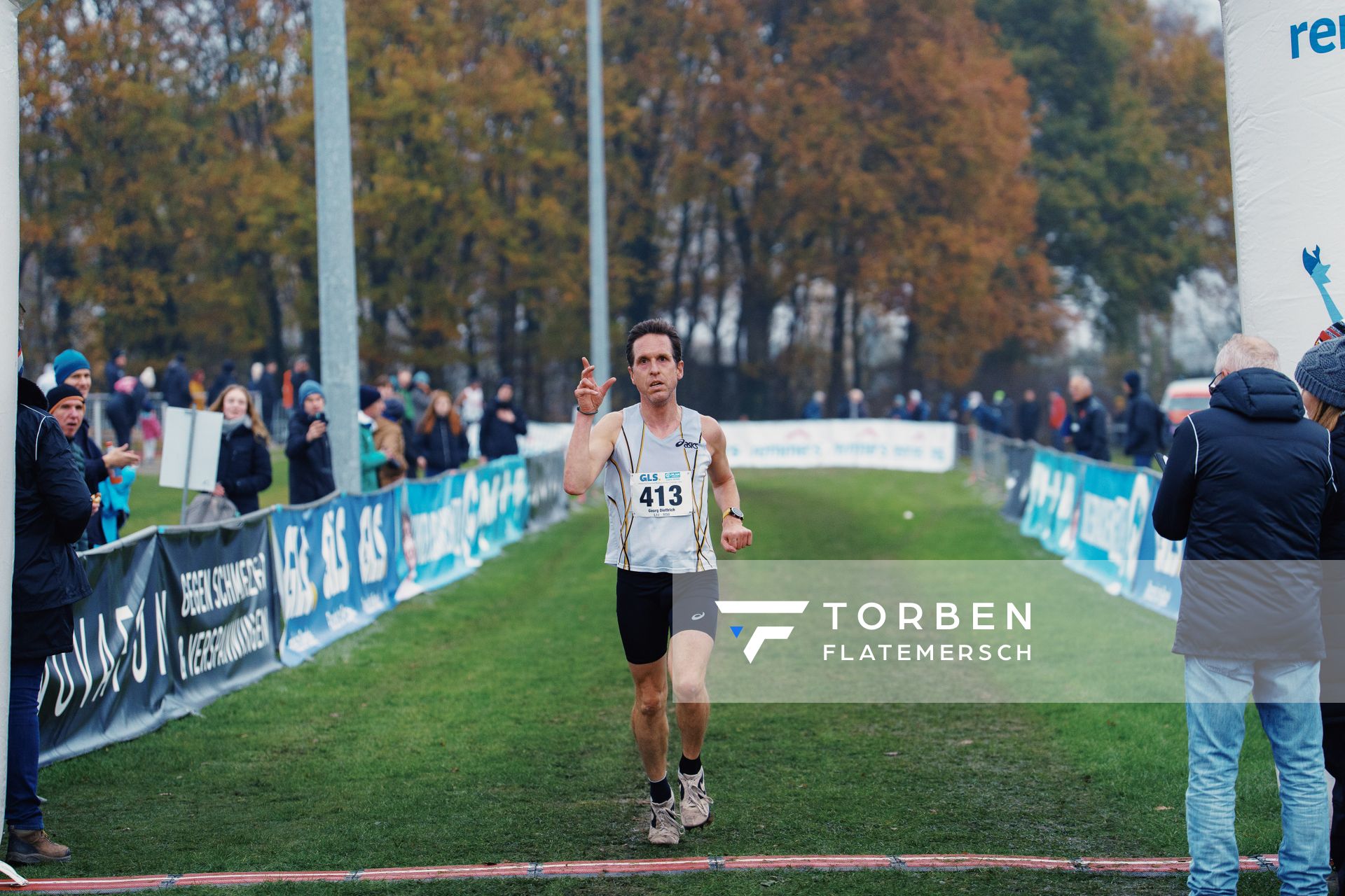 Georg Diettrich (NI/ LC Wechloy) am 26.11.2022  waehrend den deutschen Crosslauf-Meisterschaften auf Sportanlage an der Ringstrasse in Loeningen