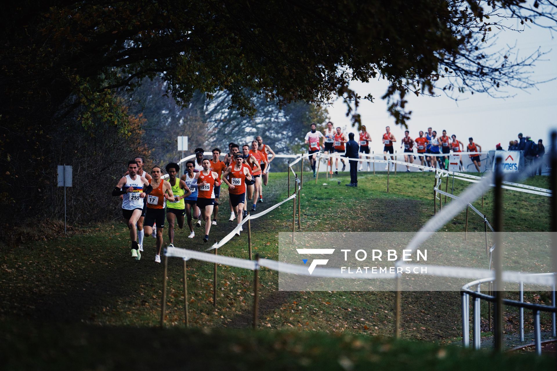 Langstrecke der Maenner am 26.11.2022  waehrend den deutschen Crosslauf-Meisterschaften auf Sportanlage an der Ringstrasse in Loeningen