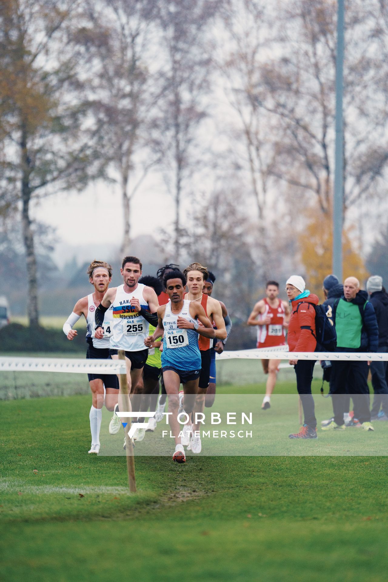 Filmon Abraham (BY/ LG TELIS FINANZ Regensburg), Davor Aaron Bienenfeld (HE/ SSC Hanau-Rodenbach) am 26.11.2022  waehrend den deutschen Crosslauf-Meisterschaften auf Sportanlage an der Ringstrasse in Loeningen