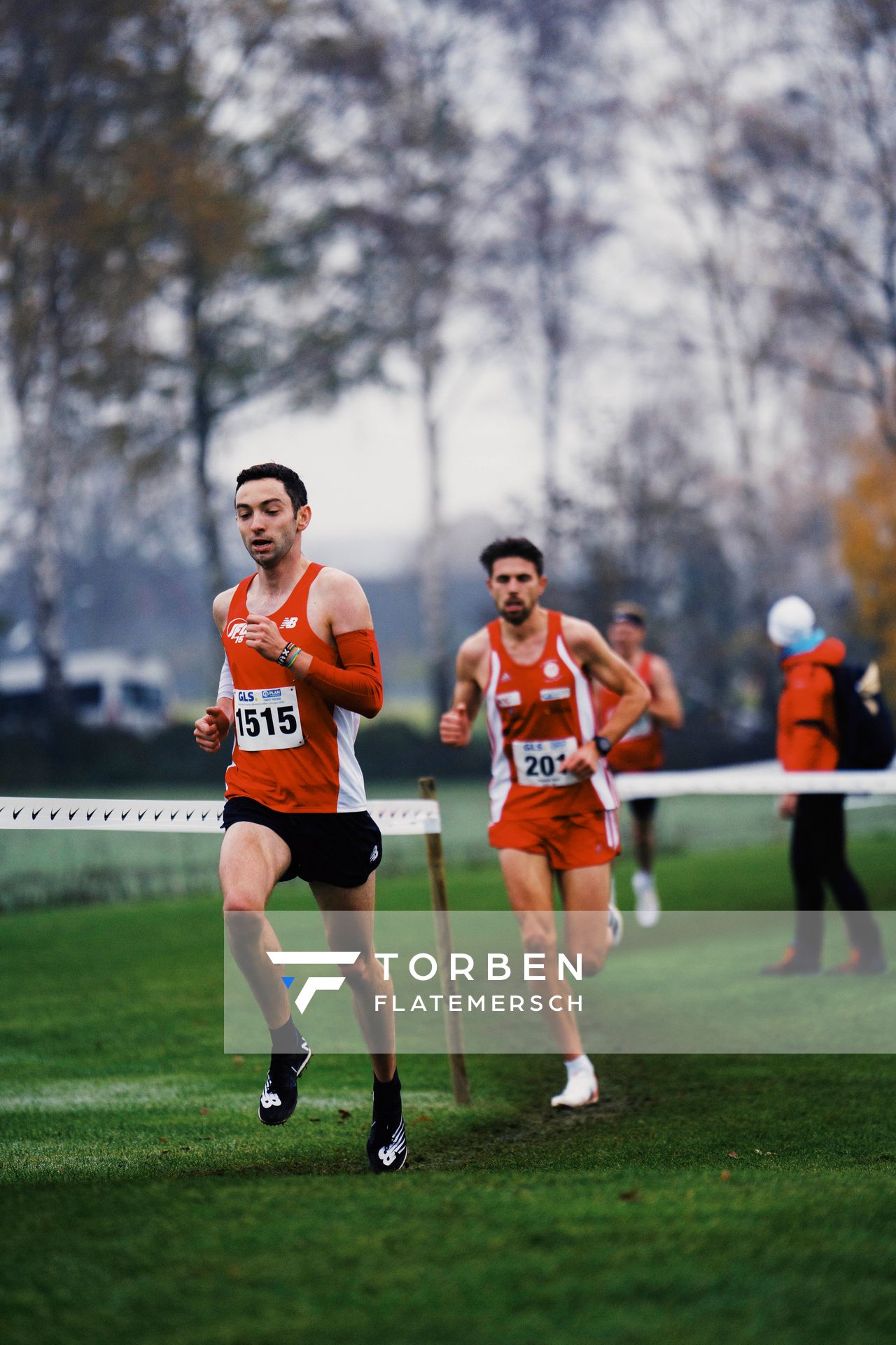 Maximilian Thorwirth (NO/ SFD 75 Duesseldorf-Sued) vor Patrick Karl (BY/ TV Ochsenfurt) am 26.11.2022  waehrend den deutschen Crosslauf-Meisterschaften auf Sportanlage an der Ringstrasse in Loeningen