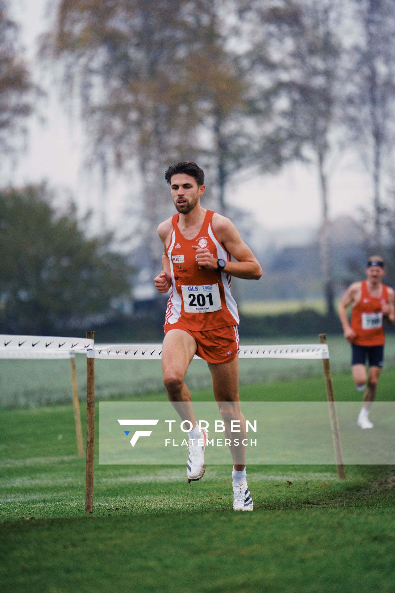 Patrick Karl (BY/ TV Ochsenfurt) am 26.11.2022  waehrend den deutschen Crosslauf-Meisterschaften auf Sportanlage an der Ringstrasse in Loeningen