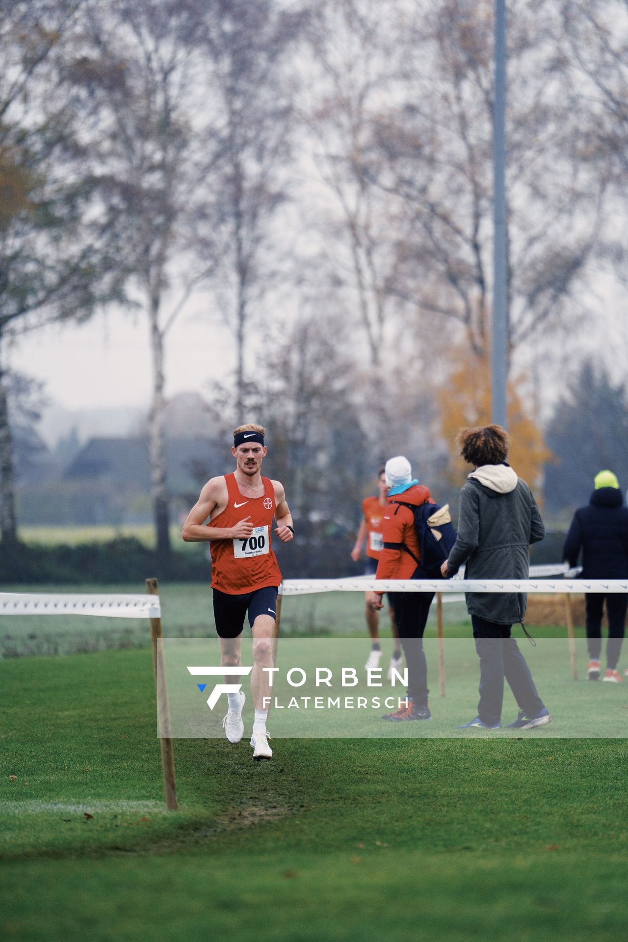 Jonathan Dahlke (NO/ TSV Bayer 04 Leverkusen) am 26.11.2022  waehrend den deutschen Crosslauf-Meisterschaften auf Sportanlage an der Ringstrasse in Loeningen