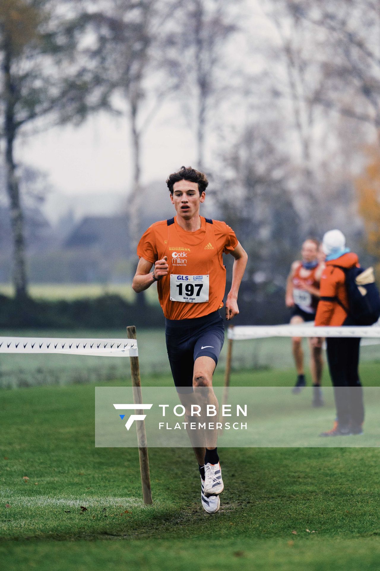 Nick Jaeger (BY/ TSV Penzberg) am 26.11.2022 waehrend den deutschen Crosslauf-Meisterschaften auf Sportanlage an der Ringstrasse in Loeningen