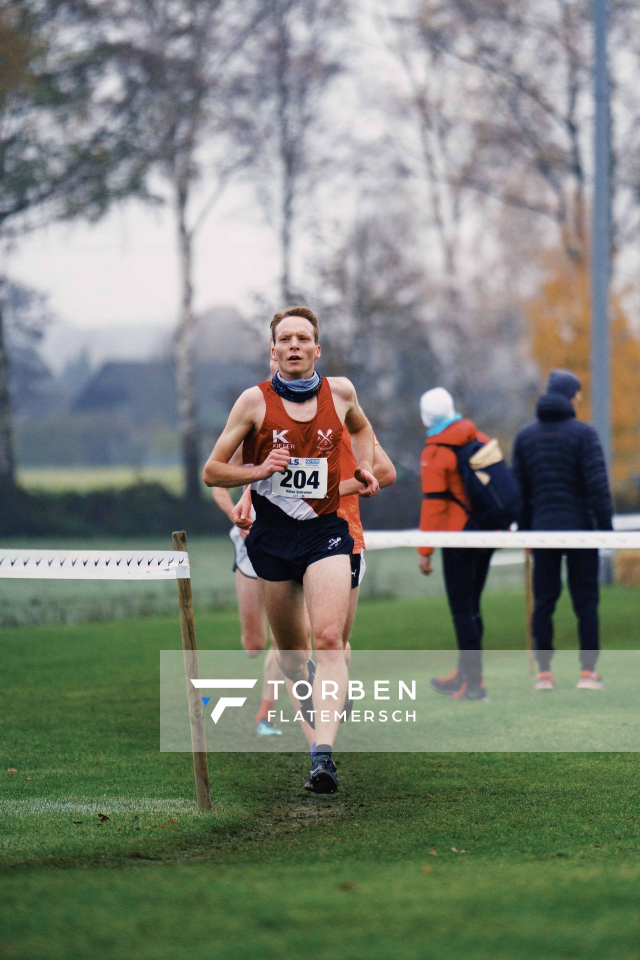 Kilian Schreiner (HE/ ASC 1990 Breidenbach) am 26.11.2022  waehrend den deutschen Crosslauf-Meisterschaften auf Sportanlage an der Ringstrasse in Loeningen