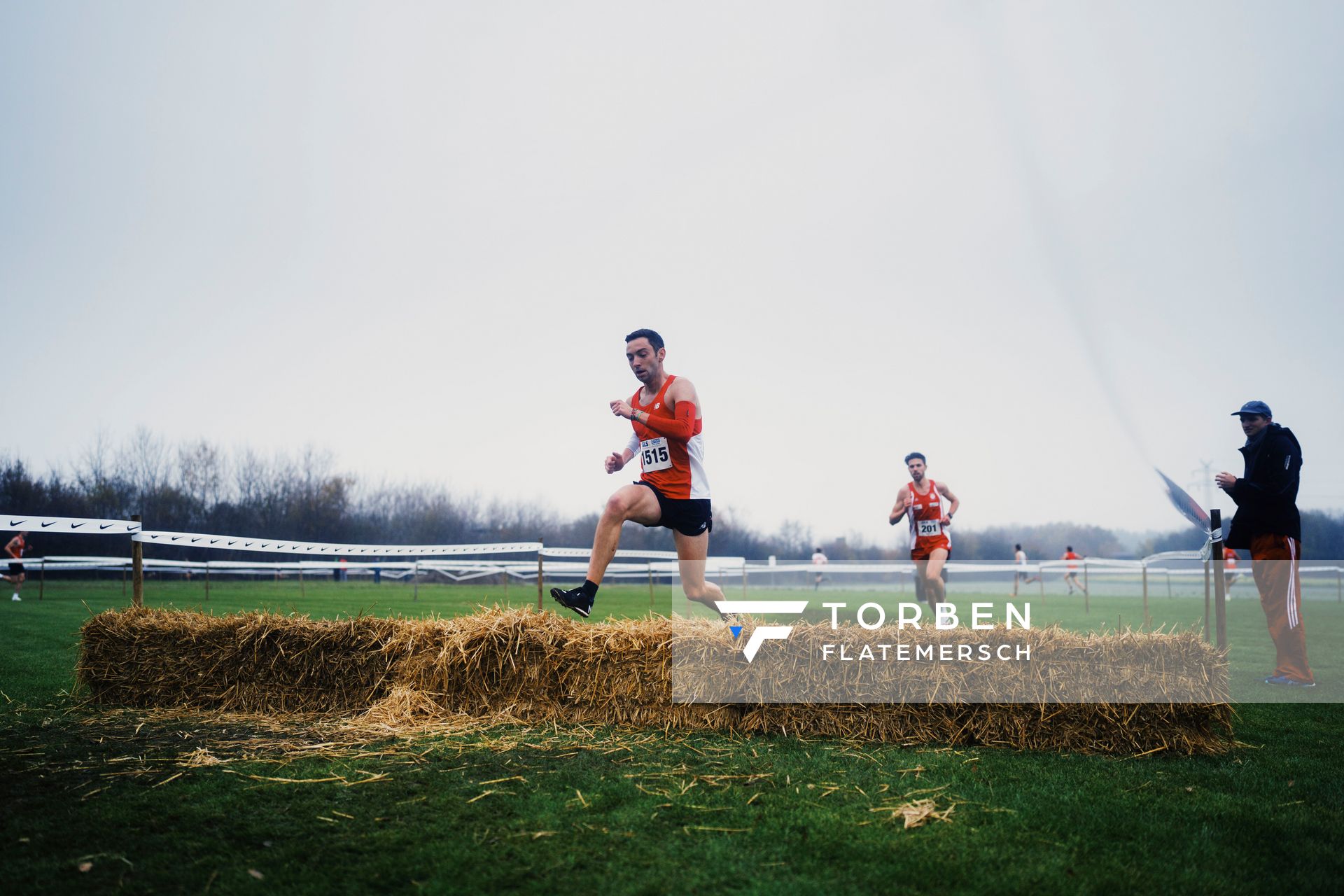 Maximilian Thorwirth (SFD 75 Duesseldorf-Sued) vor Patrick Karl (TV Ochsenfurt) am 26.11.2022  waehrend den deutschen Crosslauf-Meisterschaften auf Sportanlage an der Ringstrasse in Loeningen