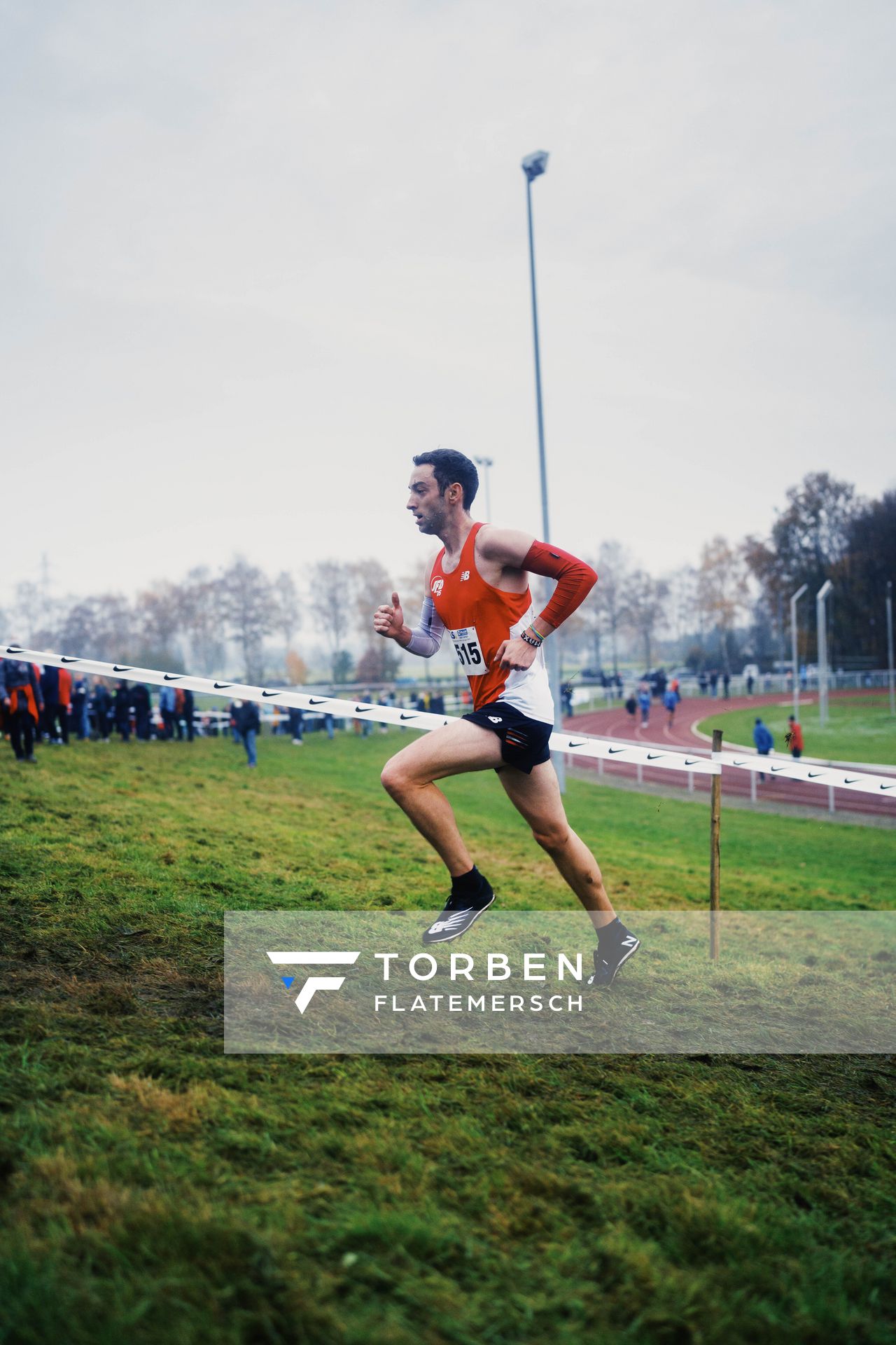 Maximilian Thorwirth (NO/ SFD 75 Duesseldorf-Sued) am 26.11.2022  waehrend den deutschen Crosslauf-Meisterschaften auf Sportanlage an der Ringstrasse in Loeningen