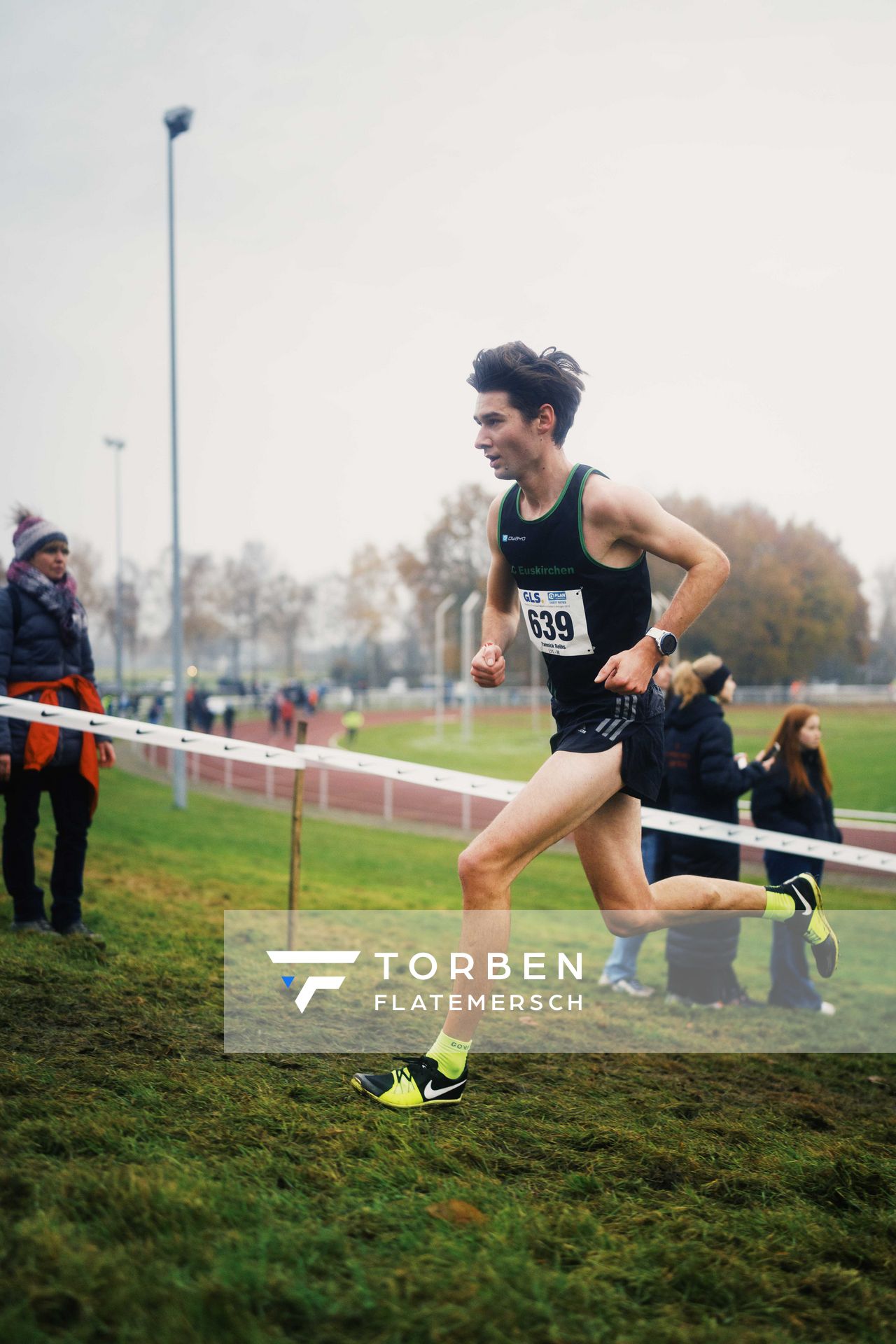 Yannick Reihs (NO/ Lauf-Club Euskirchen) am 26.11.2022  waehrend den deutschen Crosslauf-Meisterschaften auf Sportanlage an der Ringstrasse in Loeningen