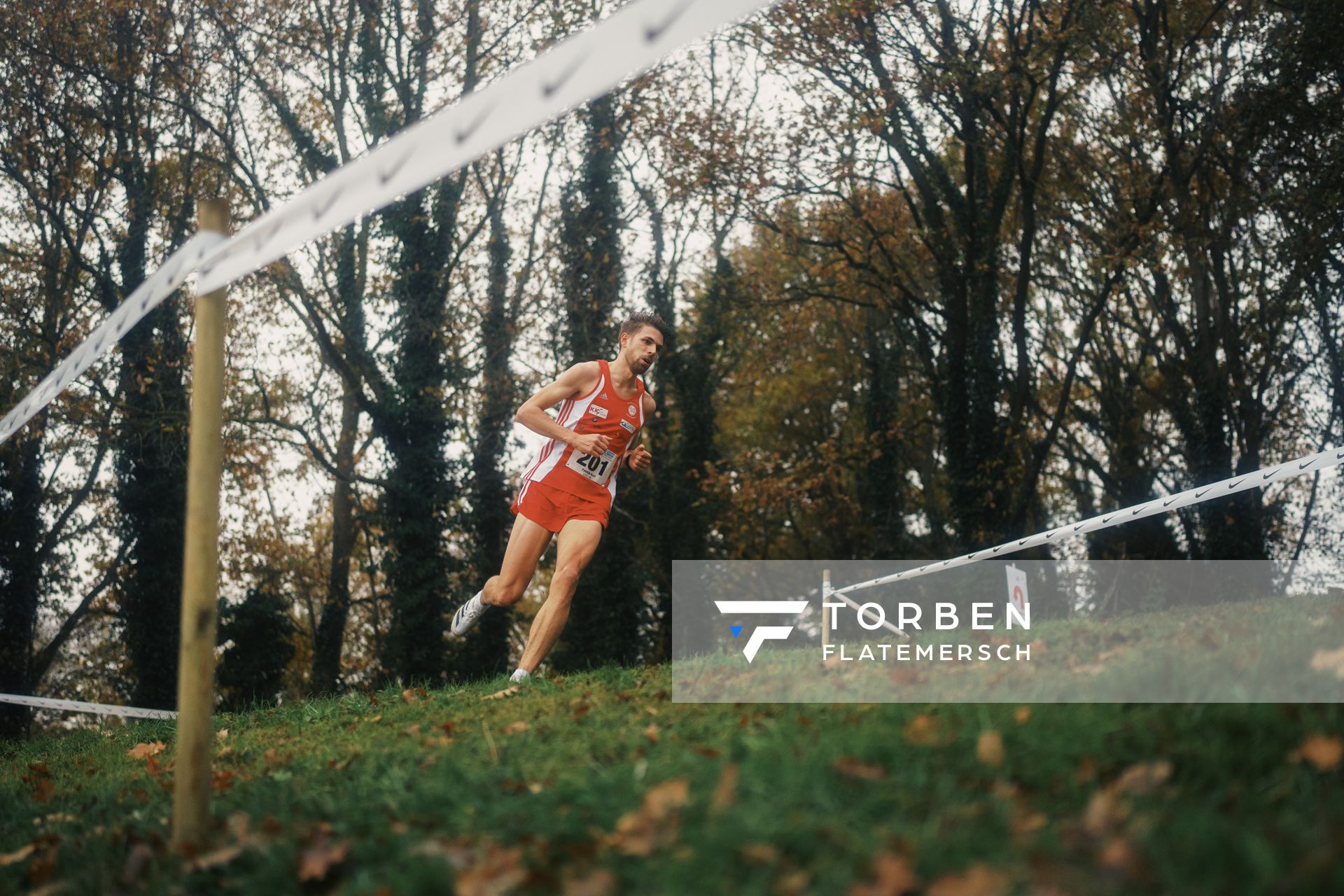 Patrick Karl (BY/ TV Ochsenfurt) am 26.11.2022  waehrend den deutschen Crosslauf-Meisterschaften auf Sportanlage an der Ringstrasse in Loeningen