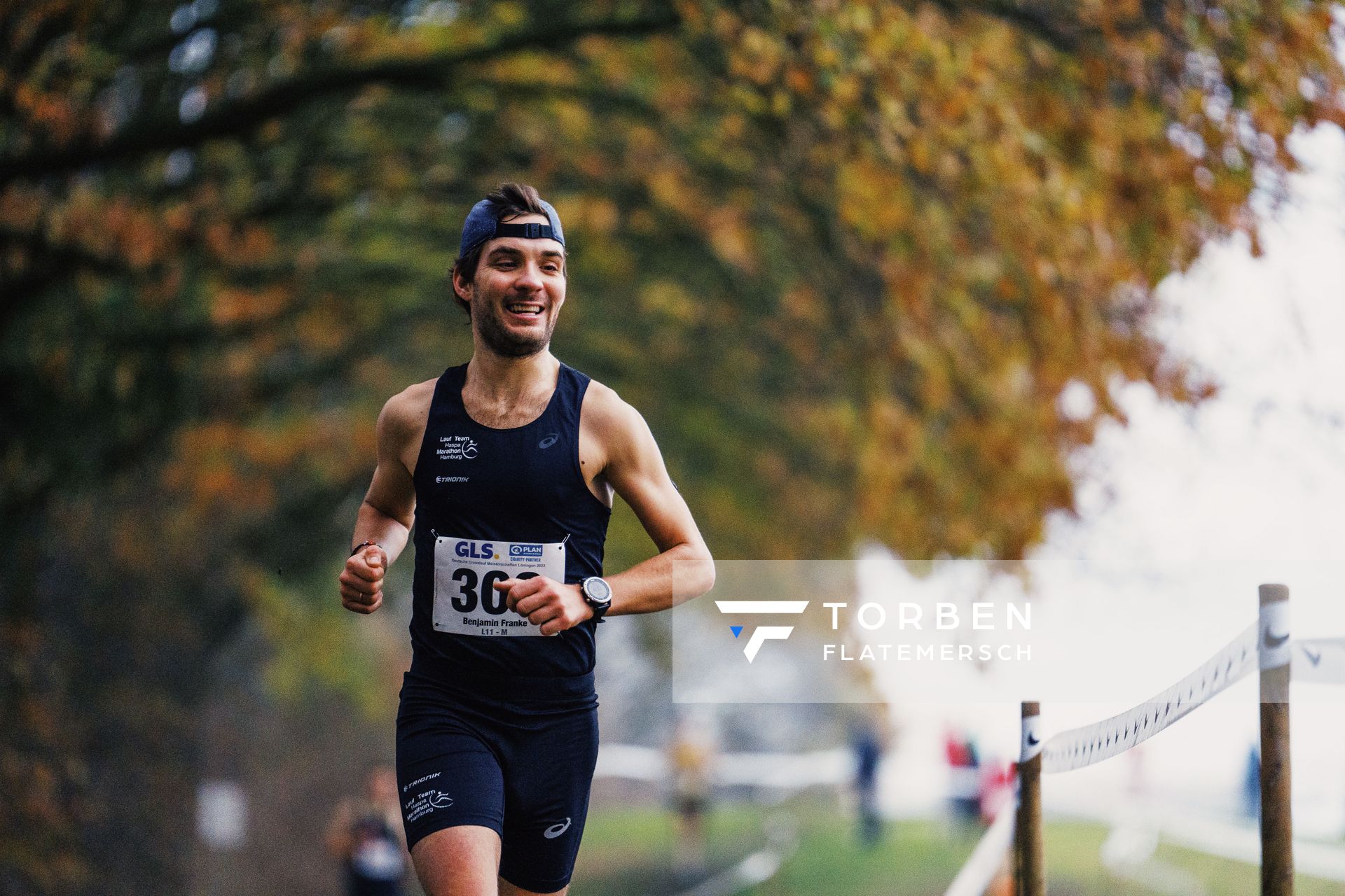 Benjamin Franke (HH/ LT Haspa Marathon Hamburg) am 26.11.2022  waehrend den deutschen Crosslauf-Meisterschaften auf Sportanlage an der Ringstrasse in Loeningen