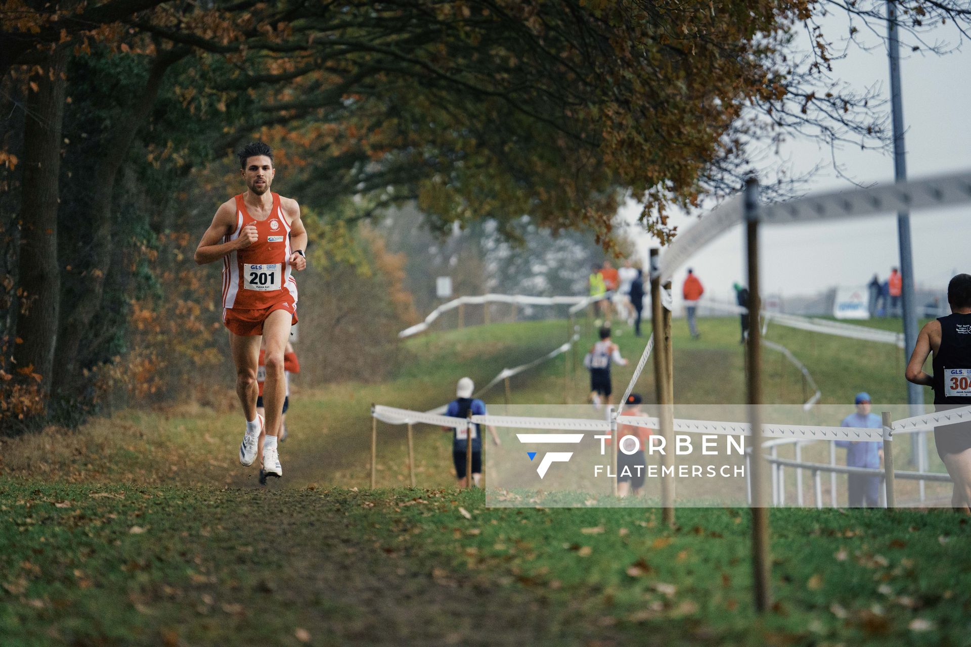 Patrick Karl (BY/ TV Ochsenfurt) am 26.11.2022 waehrend den deutschen Crosslauf-Meisterschaften auf Sportanlage an der Ringstrasse in Loeningen