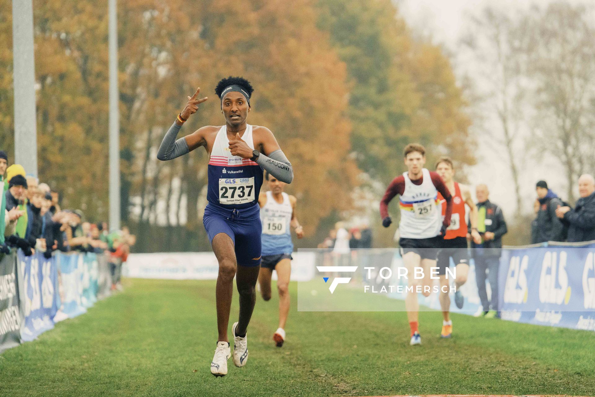 Samuel Fitwi Sibhatu (RL/ LG Vulkaneifel) am 26.11.2022 waehrend den deutschen Crosslauf-Meisterschaften auf Sportanlage an der Ringstrasse in Loeningen