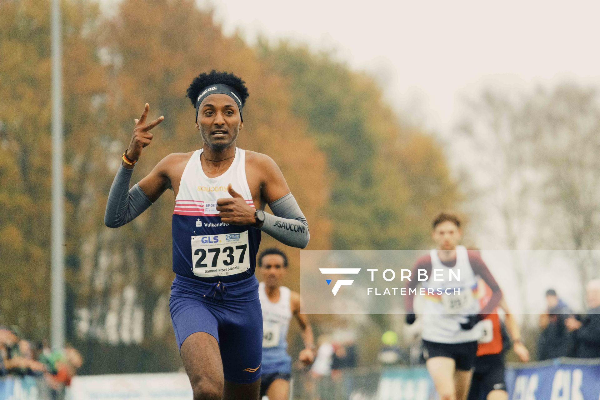 Samuel Fitwi Sibhatu (RL/ LG Vulkaneifel) am 26.11.2022  waehrend den deutschen Crosslauf-Meisterschaften auf Sportanlage an der Ringstrasse in Loeningen