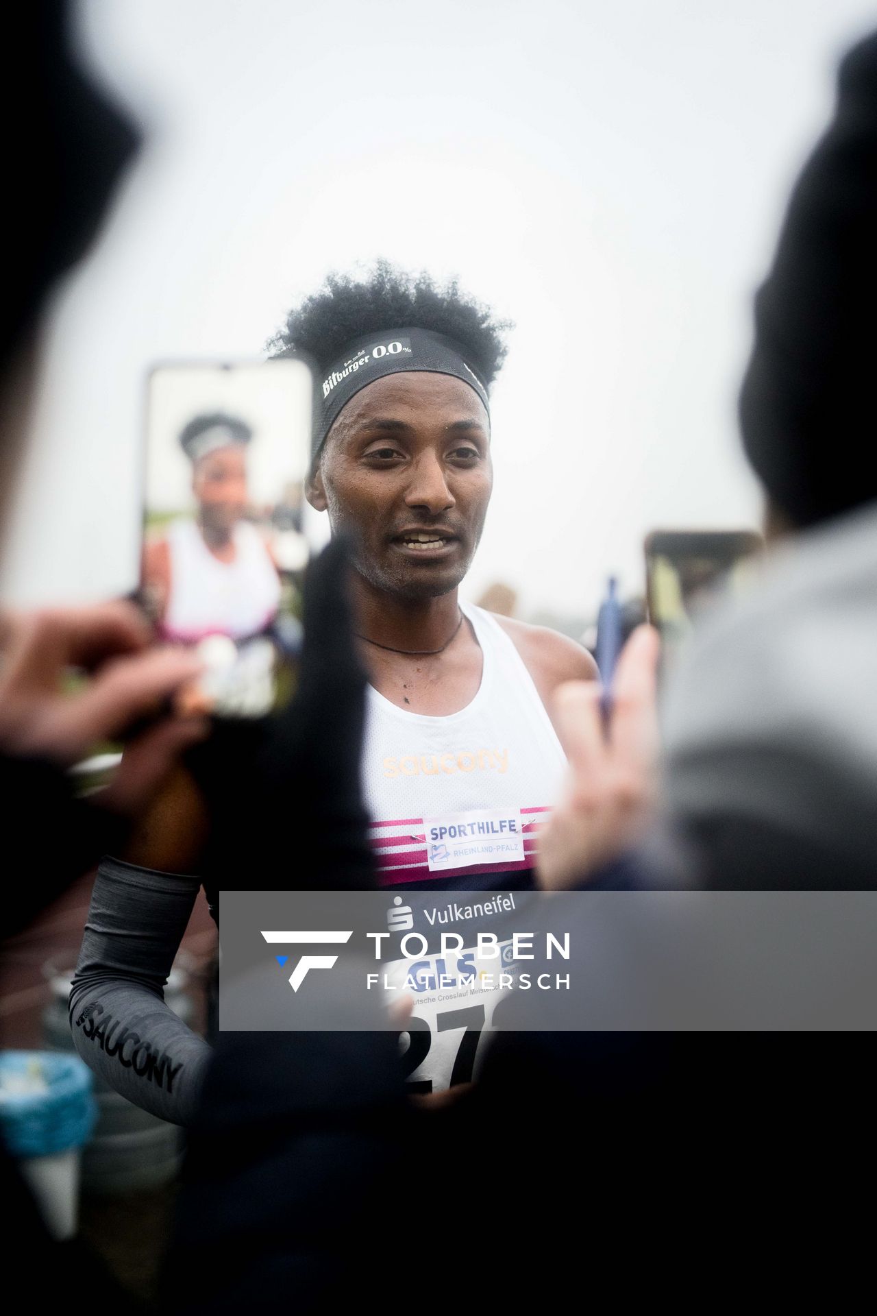 Samuel Fitwi Sibhatu (RL/ LG Vulkaneifel)am 26.11.2022  waehrend den deutschen Crosslauf-Meisterschaften auf Sportanlage an der Ringstrasse in Loeningen