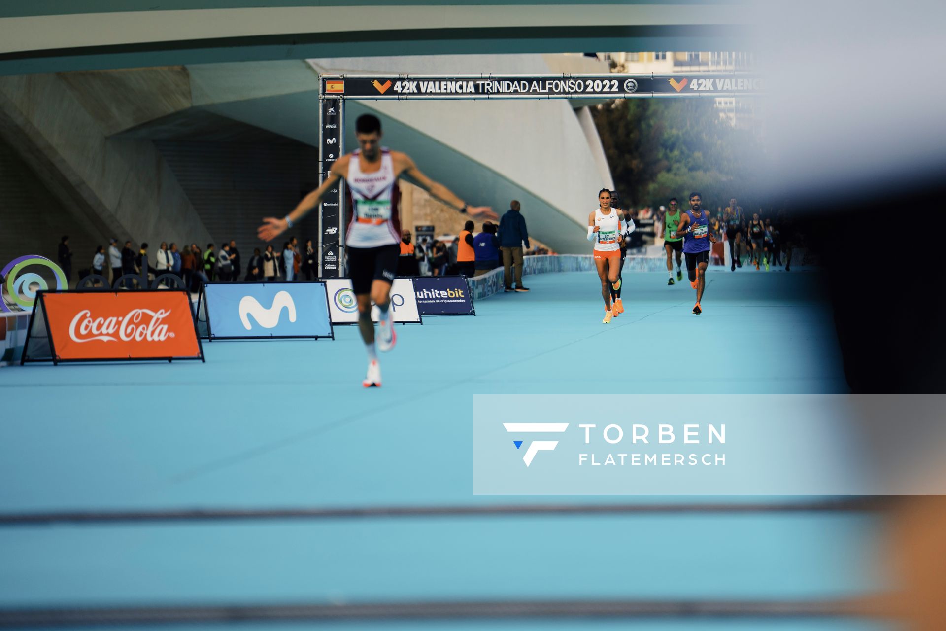 Letesenbet Gidey (ETH) bei ihrem Marathon-Debuet auf der Zielgeraden am 04.12.2022 beim 42th Valencia Marathon Trinidad Alfonso 2022