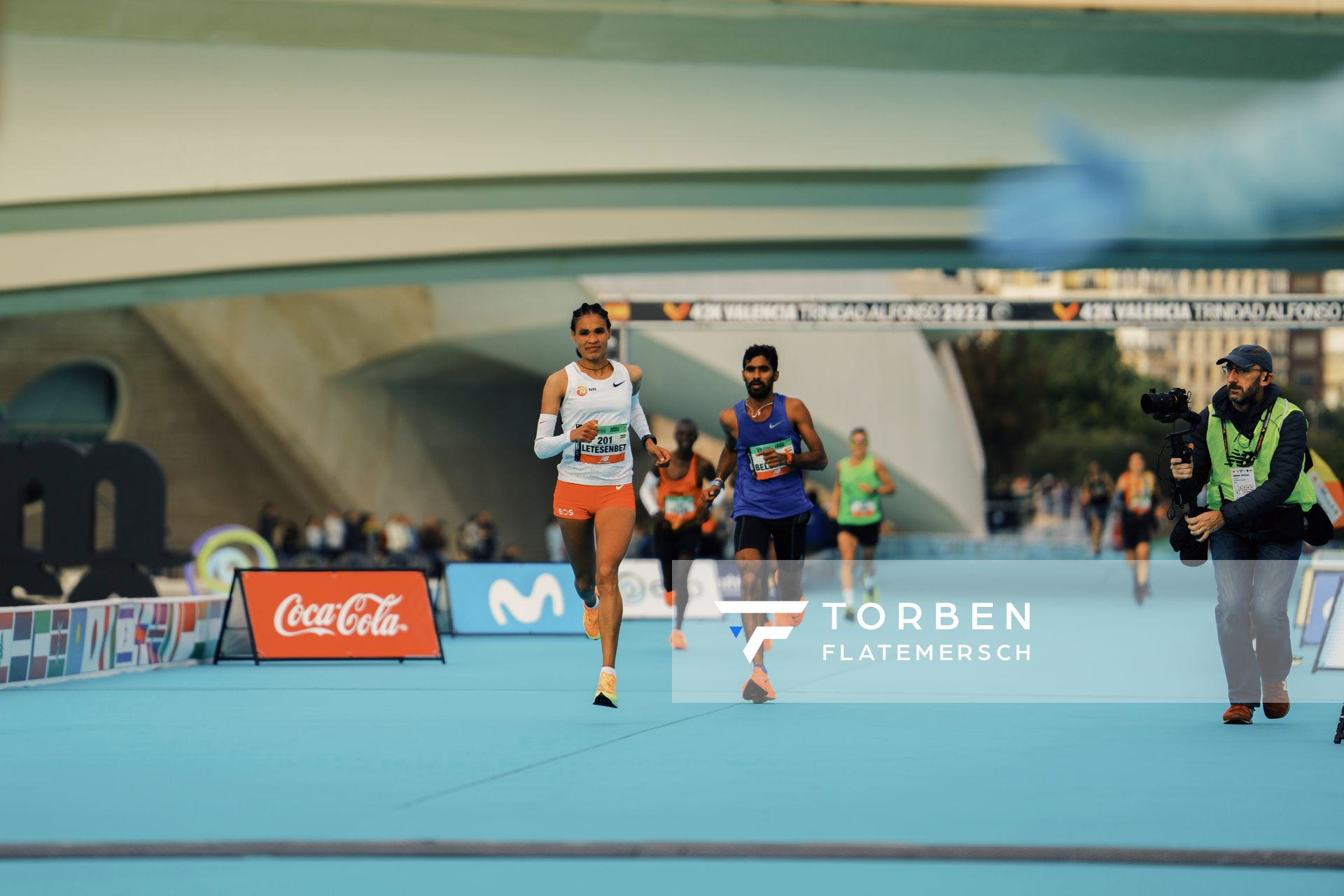 Letesenbet Gidey (ETH) bei ihrem Marathon-Debuet auf der Zielgeraden am 04.12.2022 beim 42th Valencia Marathon Trinidad Alfonso 2022