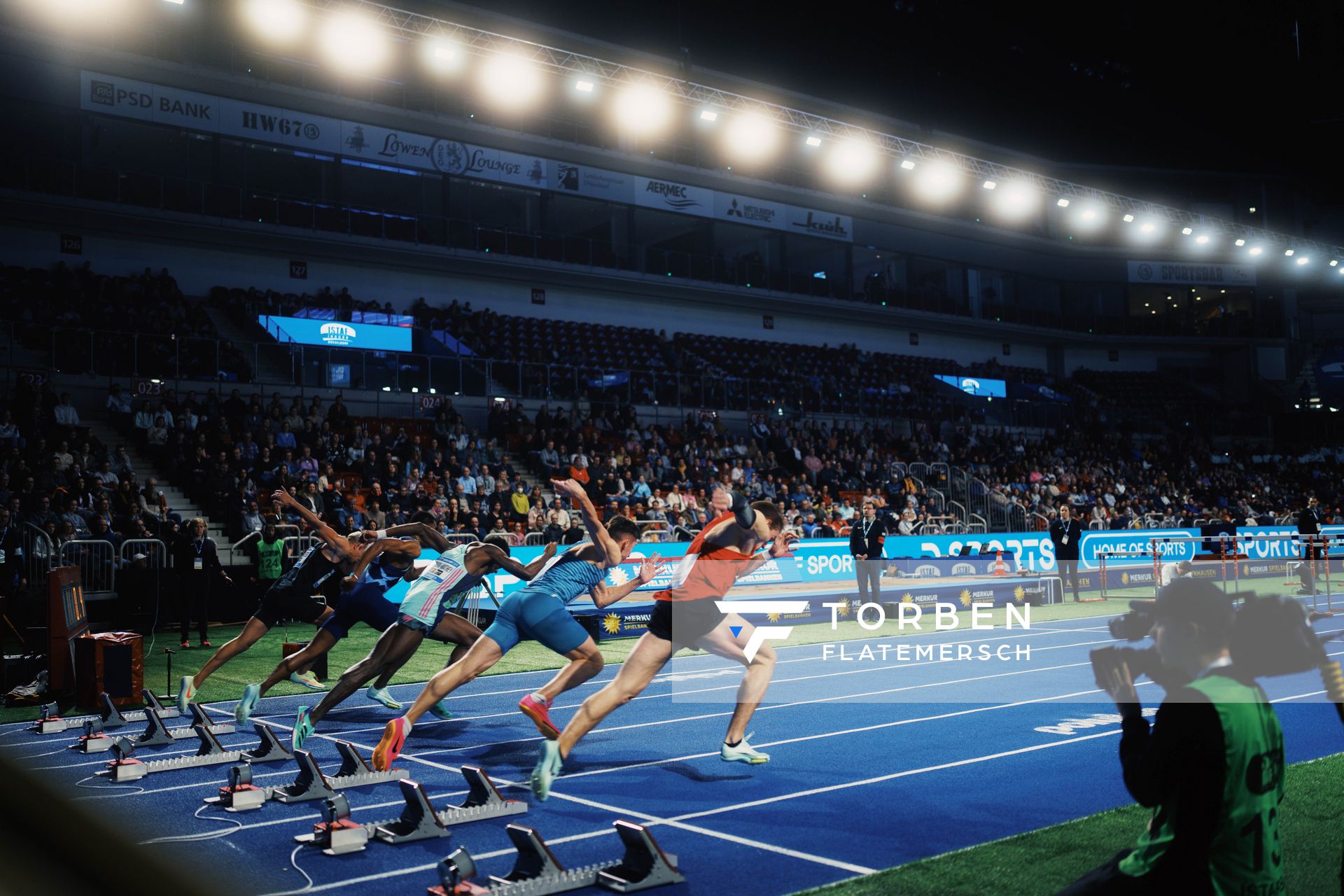 Erster 60m Huerdenvorlauf mit Eduardo Rodrigues (BRA), Yaqoub Alyouha (KUW), Just Kwaou-Mathey (FRA), Damian Czykier (POL) und Tim Eikermann (GER) am 29.01.2023 beim ISTAF Indoor im PSD Bank Dome in Duesseldorf