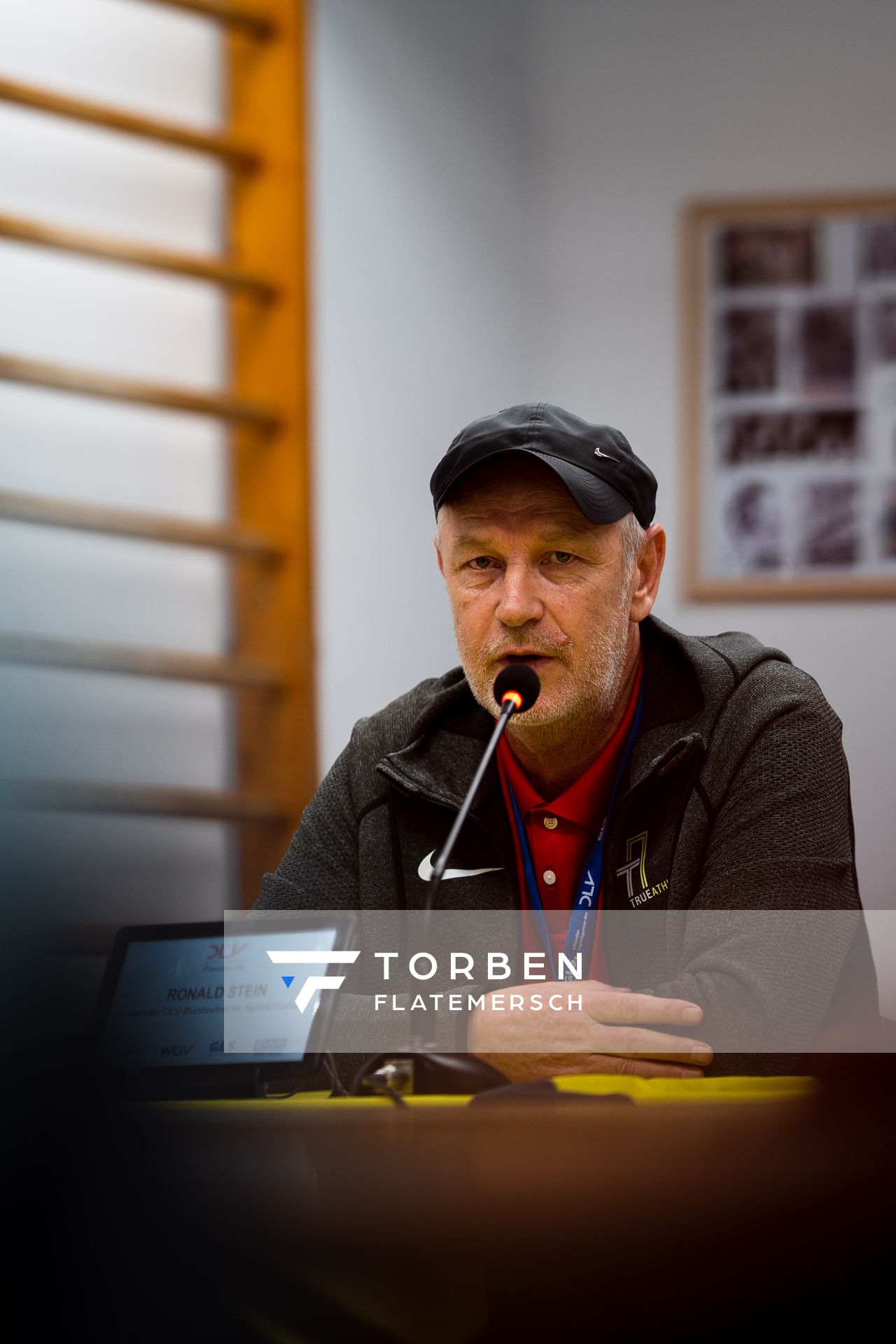Ronald Stein in der Pressekonferenz bei den Deutschen Leichtathletik-Hallenmeisterschaften am 18.02.2023 in der Helmut-Koernig-Halle in Dortmund