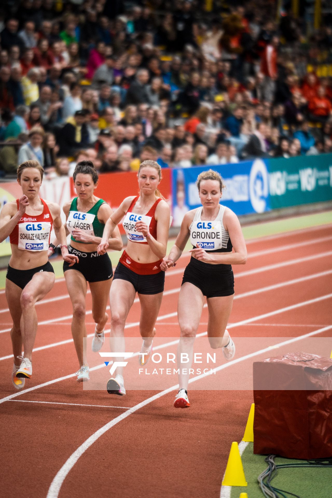 Kerstin Schulze Kalthoff (LG Brillux Muenster) , Vivien Gronde (Berliner SV 1892), Marie Proepsting (VfL Eintracht Hannover), Tsambika Jaeger (LV Pliezhausen 2012) bei den Deutschen Leichtathletik-Hallenmeisterschaften am 18.02.2023 in der Helmut-Koernig-Halle in Dortmund