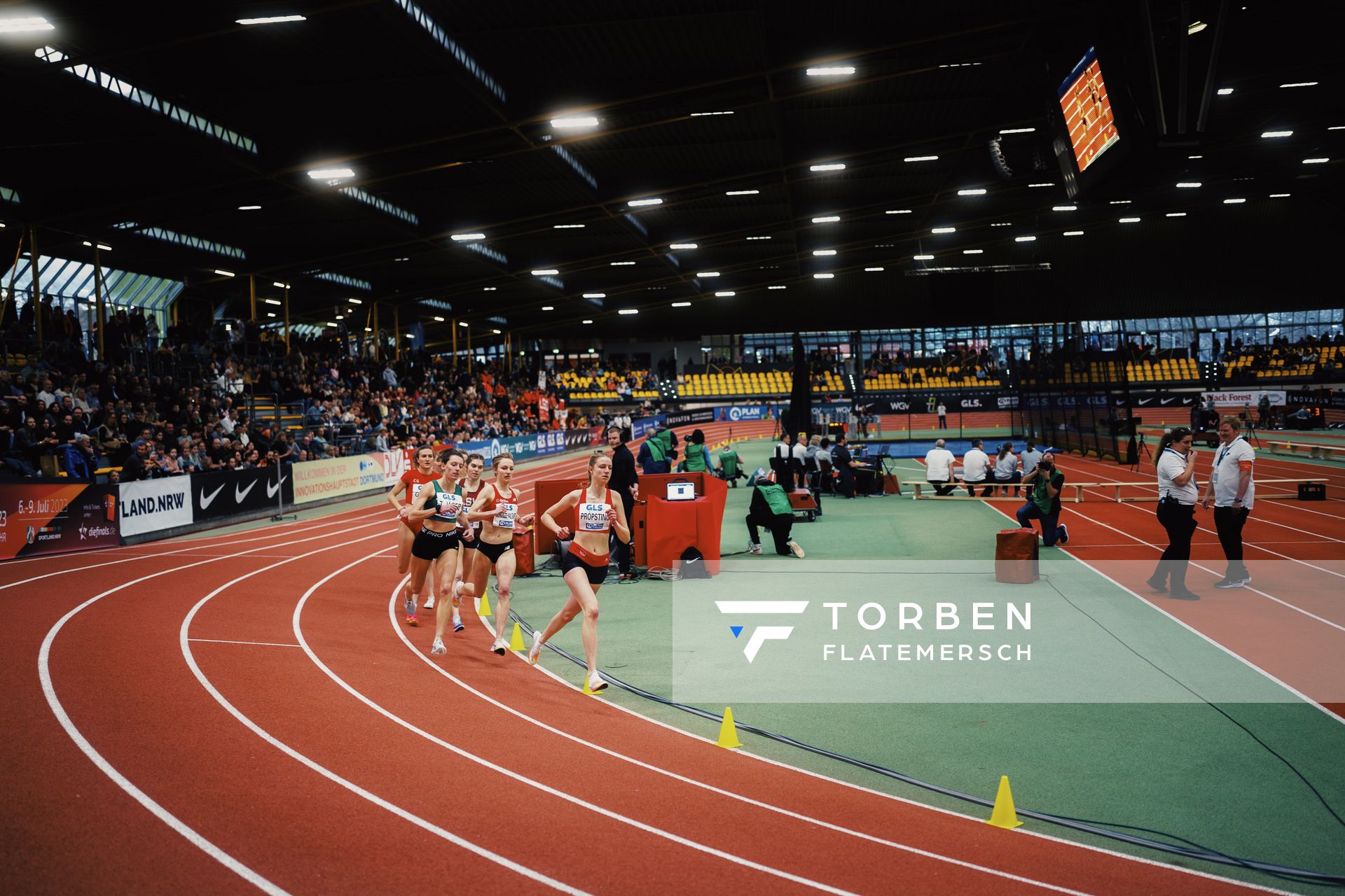 Marie Proepsting (VfL Eintracht Hannover) im 1500m Halbfinale bei den Deutschen Leichtathletik-Hallenmeisterschaften am 18.02.2023 in der Helmut-Koernig-Halle in Dortmund