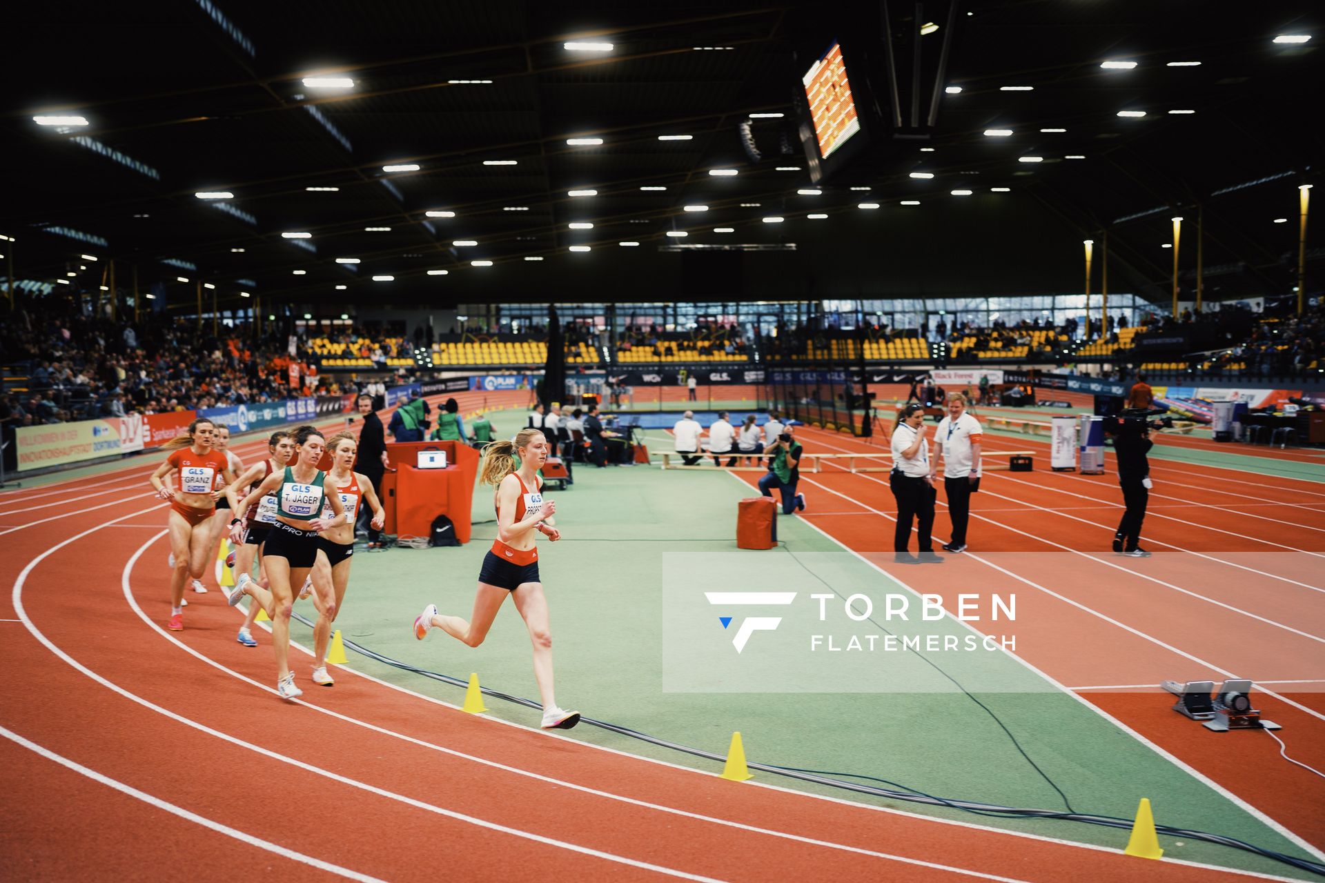 Marie Proepsting (VfL Eintracht Hannover) im 1500m Halbfinale bei den Deutschen Leichtathletik-Hallenmeisterschaften am 18.02.2023 in der Helmut-Koernig-Halle in Dortmund