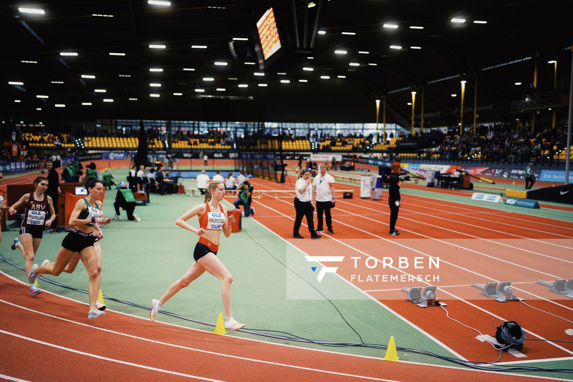 Marie Proepsting (VfL Eintracht Hannover) im 1500m Halbfinale bei den Deutschen Leichtathletik-Hallenmeisterschaften am 18.02.2023 in der Helmut-Koernig-Halle in Dortmund
