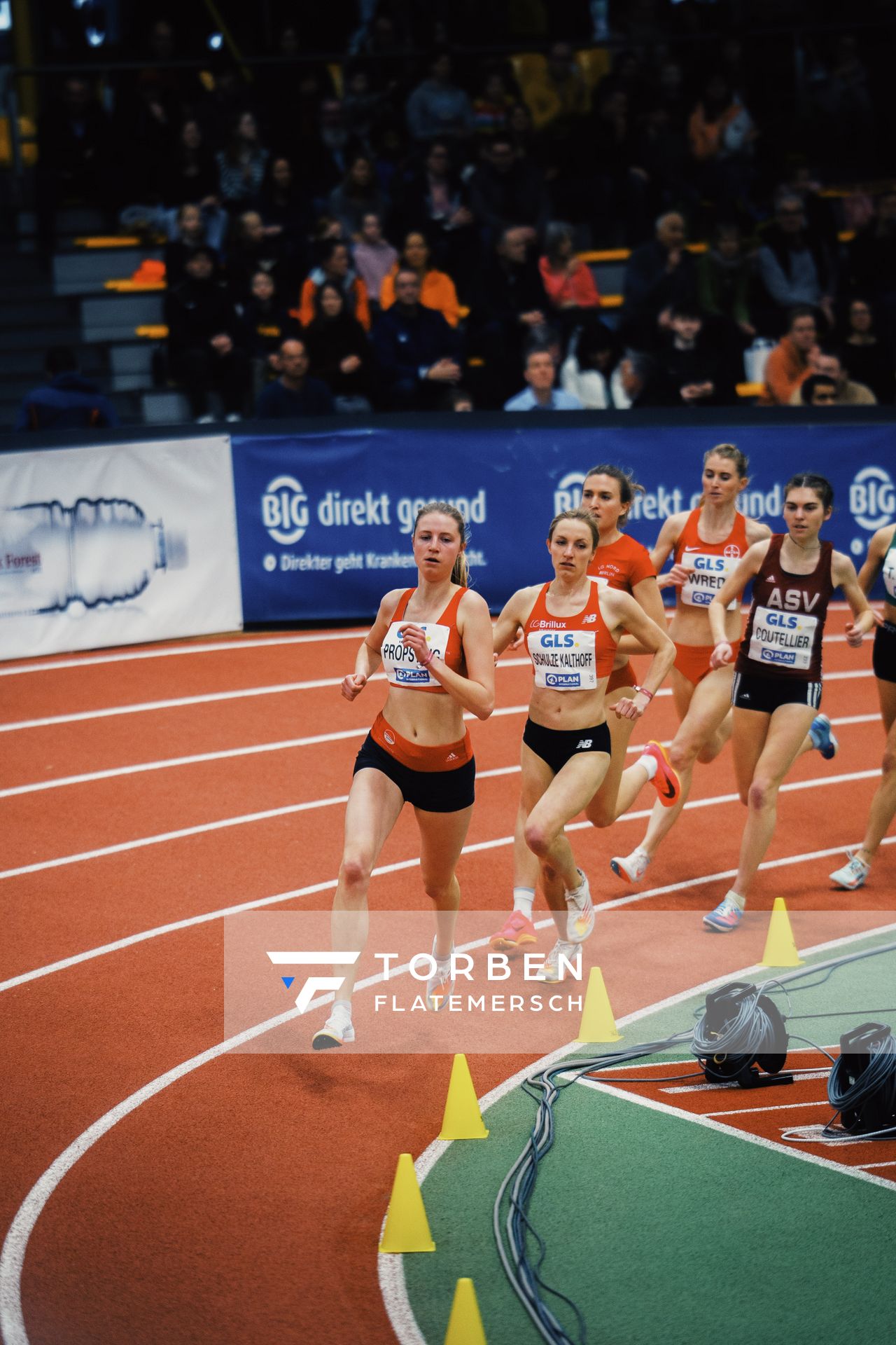 Marie Proepsting (VfL Eintracht Hannover) im 1500m Halbfinale bei den Deutschen Leichtathletik-Hallenmeisterschaften am 18.02.2023 in der Helmut-Koernig-Halle in Dortmund