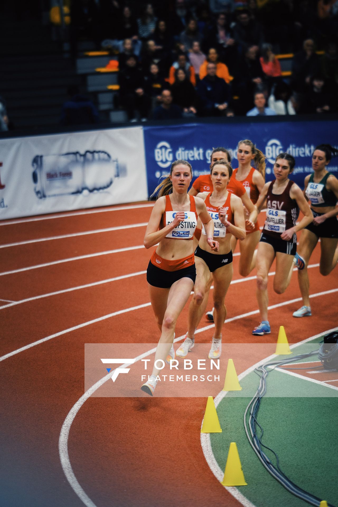 Marie Proepsting (VfL Eintracht Hannover) im 1500m Halbfinale bei den Deutschen Leichtathletik-Hallenmeisterschaften am 18.02.2023 in der Helmut-Koernig-Halle in Dortmund