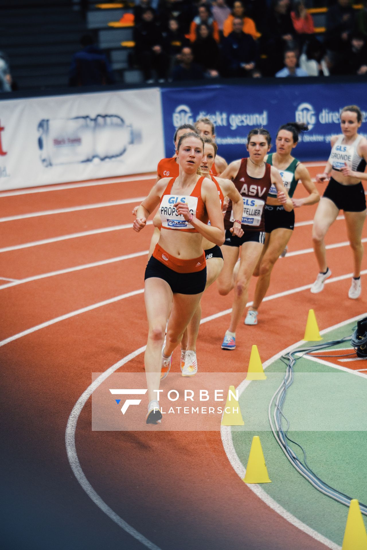 Marie Proepsting (VfL Eintracht Hannover) im 1500m Halbfinale bei den Deutschen Leichtathletik-Hallenmeisterschaften am 18.02.2023 in der Helmut-Koernig-Halle in Dortmund