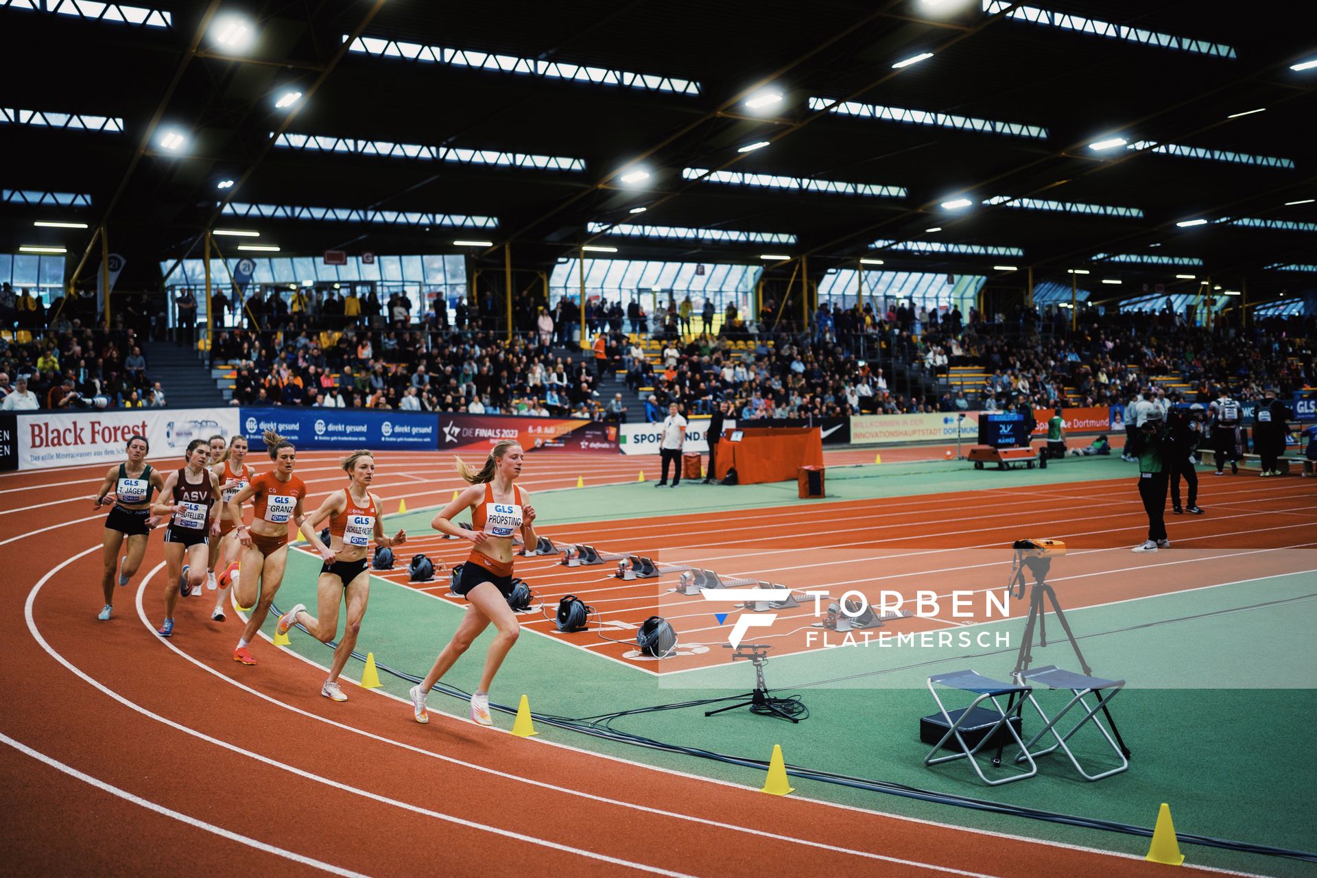 Marie Proepsting (VfL Eintracht Hannover) im 1500m Halbfinale bei den Deutschen Leichtathletik-Hallenmeisterschaften am 18.02.2023 in der Helmut-Koernig-Halle in Dortmund