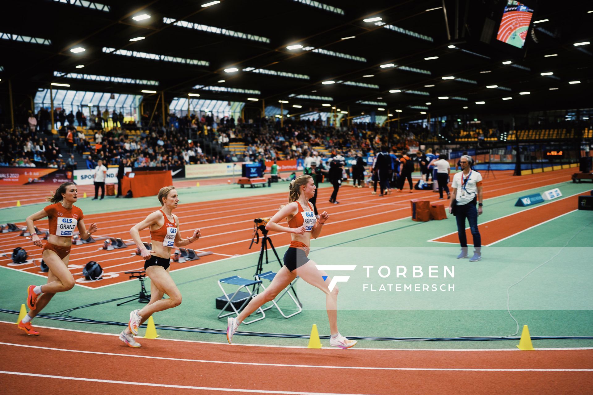 Marie Proepsting (VfL Eintracht Hannover) im 1500m Halbfinale bei den Deutschen Leichtathletik-Hallenmeisterschaften am 18.02.2023 in der Helmut-Koernig-Halle in Dortmund