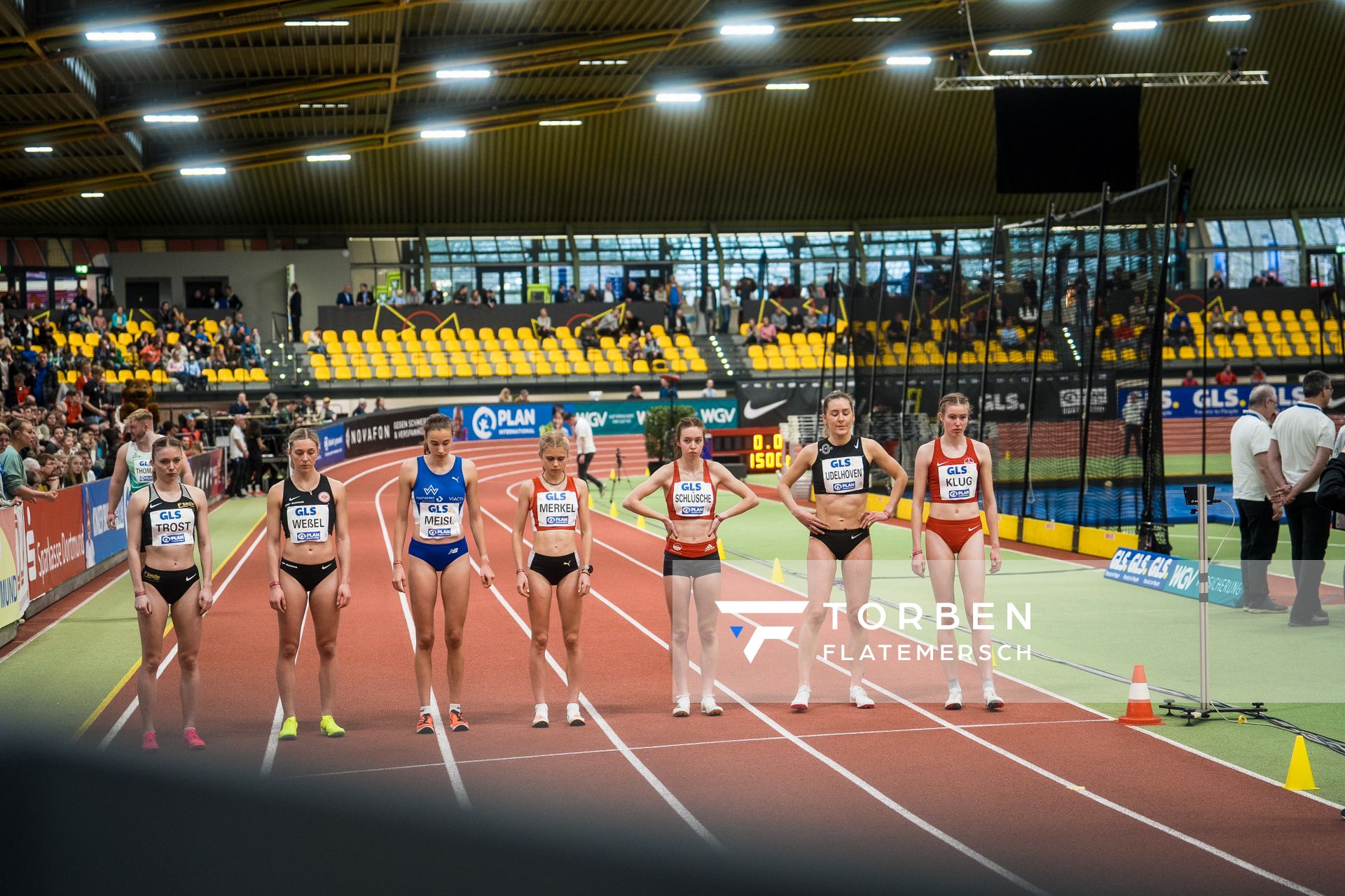 Katharina Trost (LG Stadtwerke Muenchen), Nele Weßel (Eintracht Frankfurt e.V.), Verena Meisl (TV Wattenscheid 01), Lisa Merkel (LG Region Karlsruhe), Jana Schluesche (VfL Eintracht Hannover), Luna Udelhoven (Berlin Track Club), Amelie Klug (TSV Bayer 04 Leverkusen) bei den Deutschen Leichtathletik-Hallenmeisterschaften am 18.02.2023 in der Helmut-Koernig-Halle in Dortmund