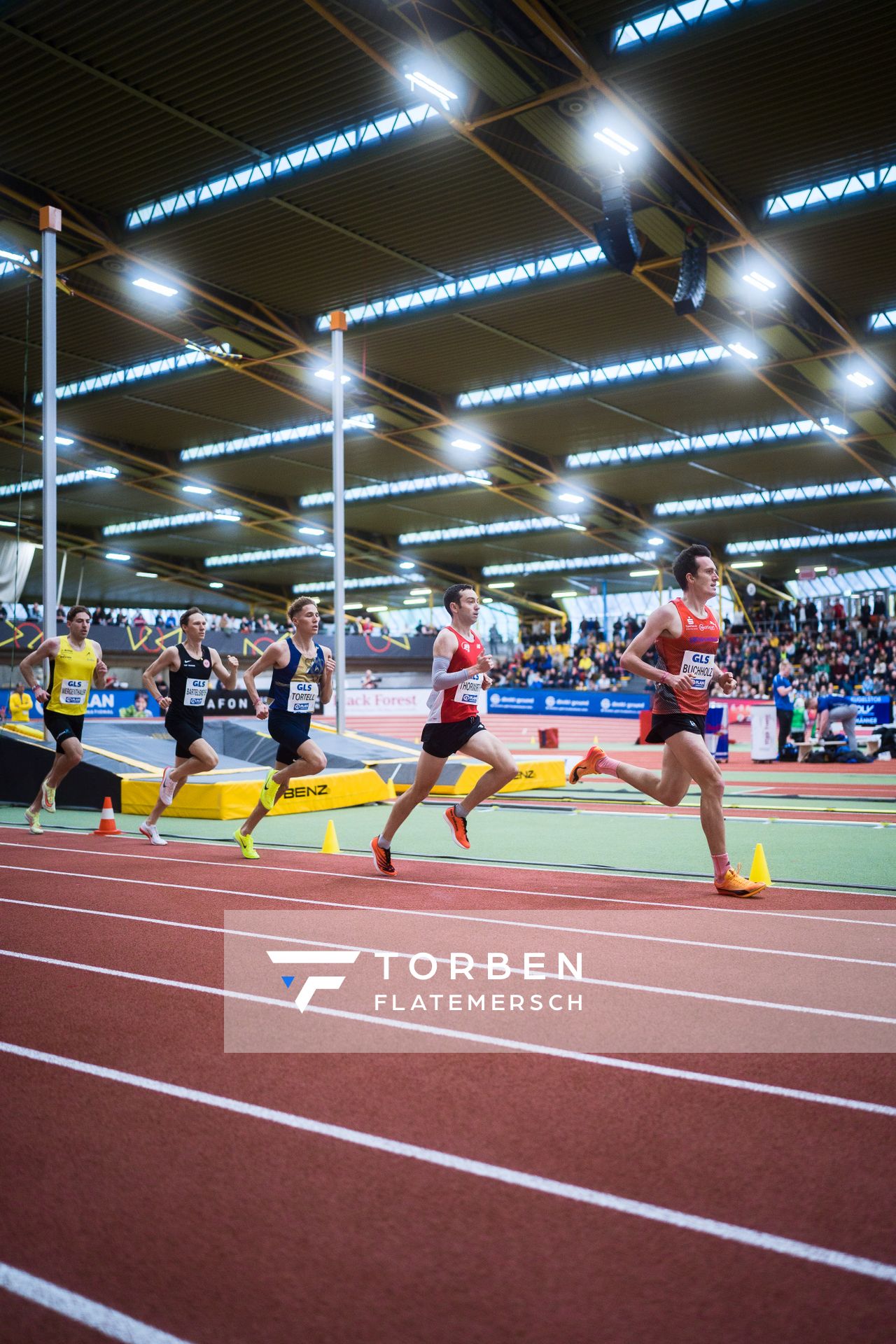 Niklas Buchholz (LSC Hoechstadt/Aisch), Maximilian Thorwirth (SFD 75 Duesseldorf-Sued), Marc Tortell (Athletics Team Karben) bei den Deutschen Leichtathletik-Hallenmeisterschaften am 18.02.2023 in der Helmut-Koernig-Halle in Dortmund