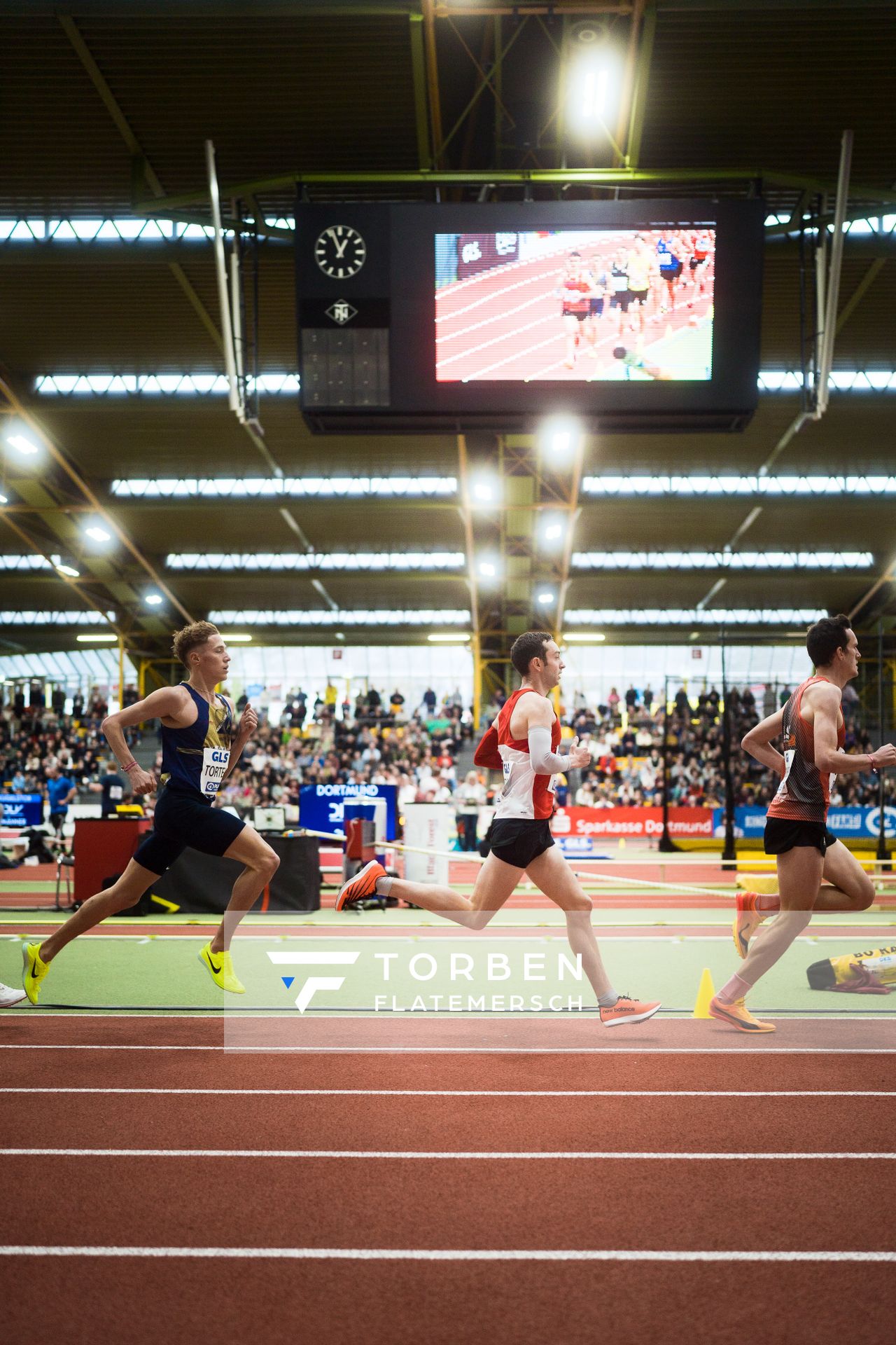 Niklas Buchholz (LSC Hoechstadt/Aisch), Maximilian Thorwirth (SFD 75 Duesseldorf-Sued), Marc Tortell (Athletics Team Karben)  bei den Deutschen Leichtathletik-Hallenmeisterschaften am 18.02.2023 in der Helmut-Koernig-Halle in Dortmund