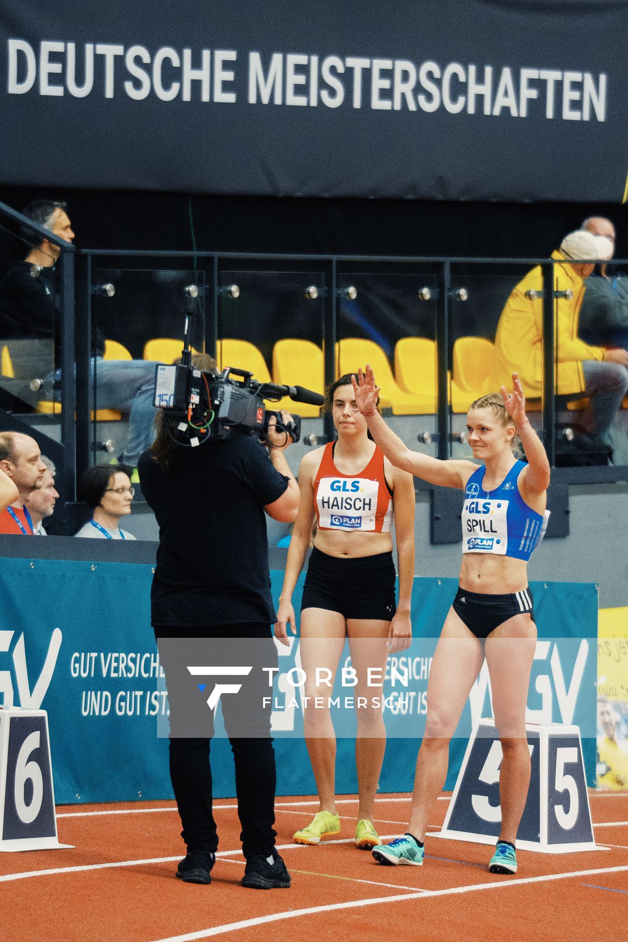 Tanja Spill (LAV Bayer Uerdingen/ Dorm.), Adeline Haisch (LG Region Karlsruhe) bei den Deutschen Leichtathletik-Hallenmeisterschaften am 18.02.2023 in der Helmut-Koernig-Halle in Dortmund