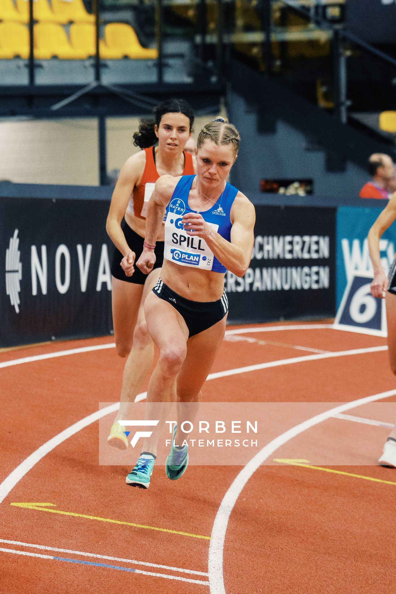 Tanja Spill (LAV Bayer Uerdingen/ Dorm.), Adeline Haisch (LG Region Karlsruhe) bei den Deutschen Leichtathletik-Hallenmeisterschaften am 18.02.2023 in der Helmut-Koernig-Halle in Dortmund