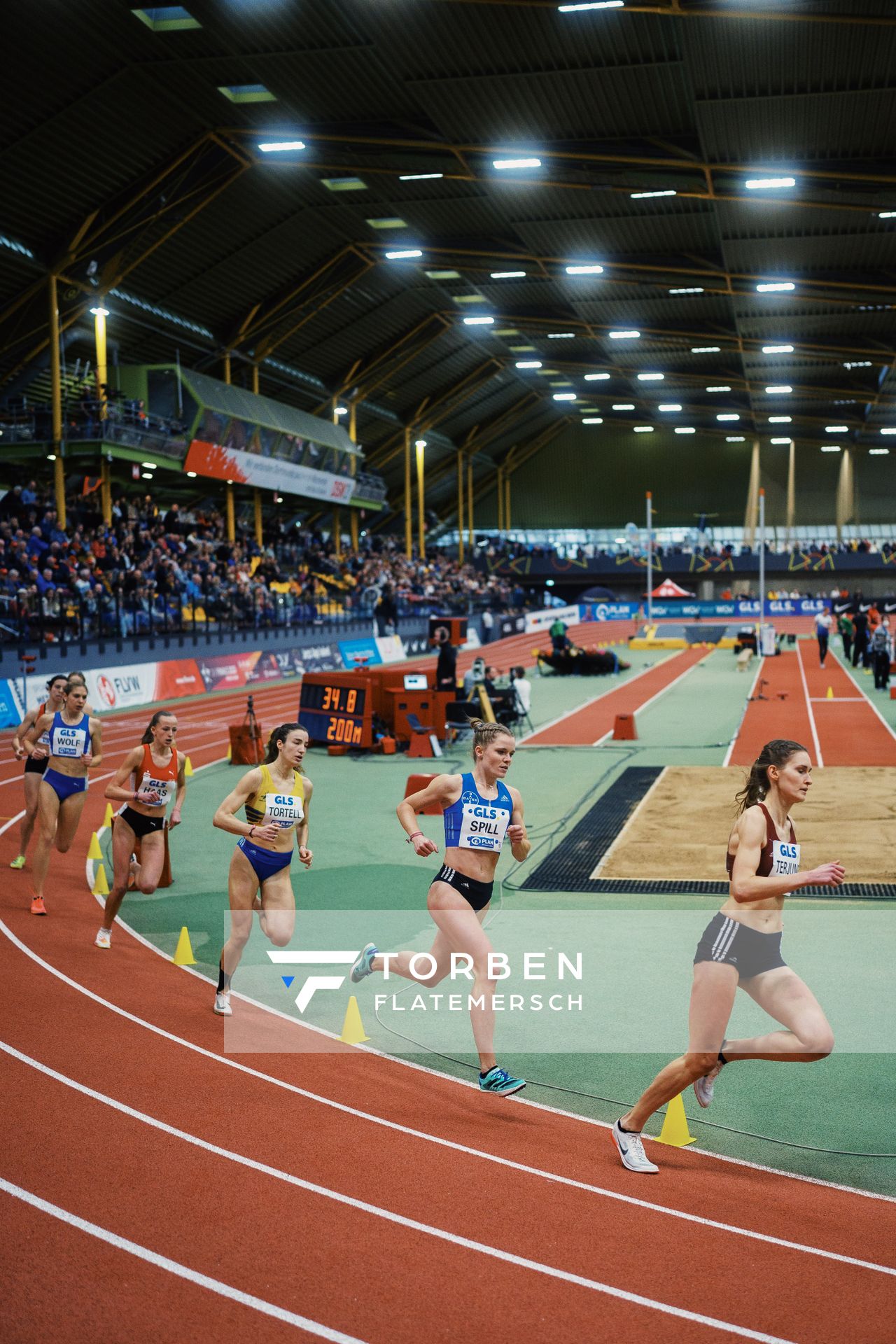 Tanja Spill (LAV Bayer Uerdingen/ Dorm.), Lara Tortell (Athletics Team Karben) bei den Deutschen Leichtathletik-Hallenmeisterschaften am 18.02.2023 in der Helmut-Koernig-Halle in Dortmund