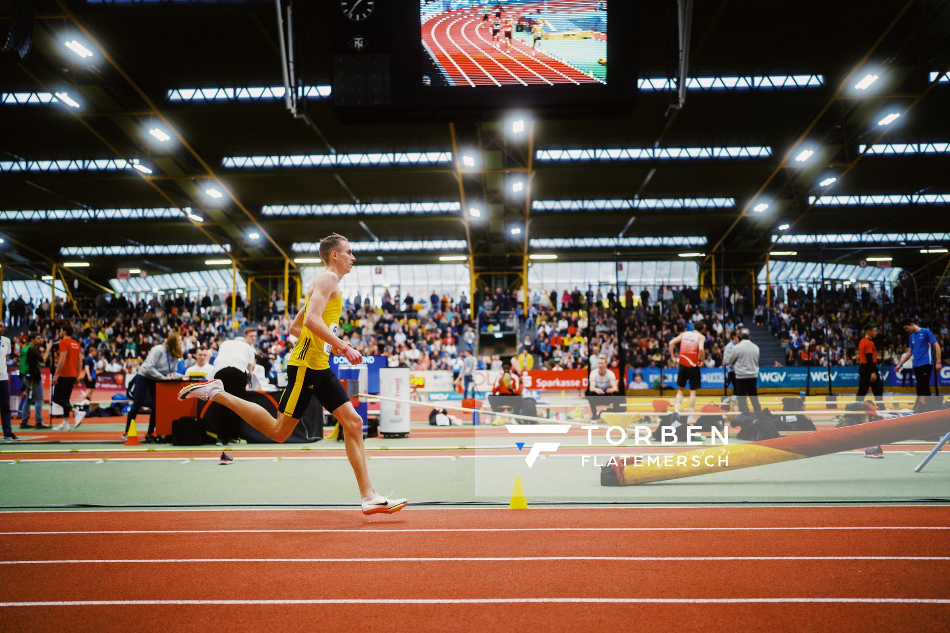 Luis Oberbeck (LG Goettingen) im 800m Halbfinale bei den Deutschen Leichtathletik-Hallenmeisterschaften am 18.02.2023 in der Helmut-Koernig-Halle in Dortmund