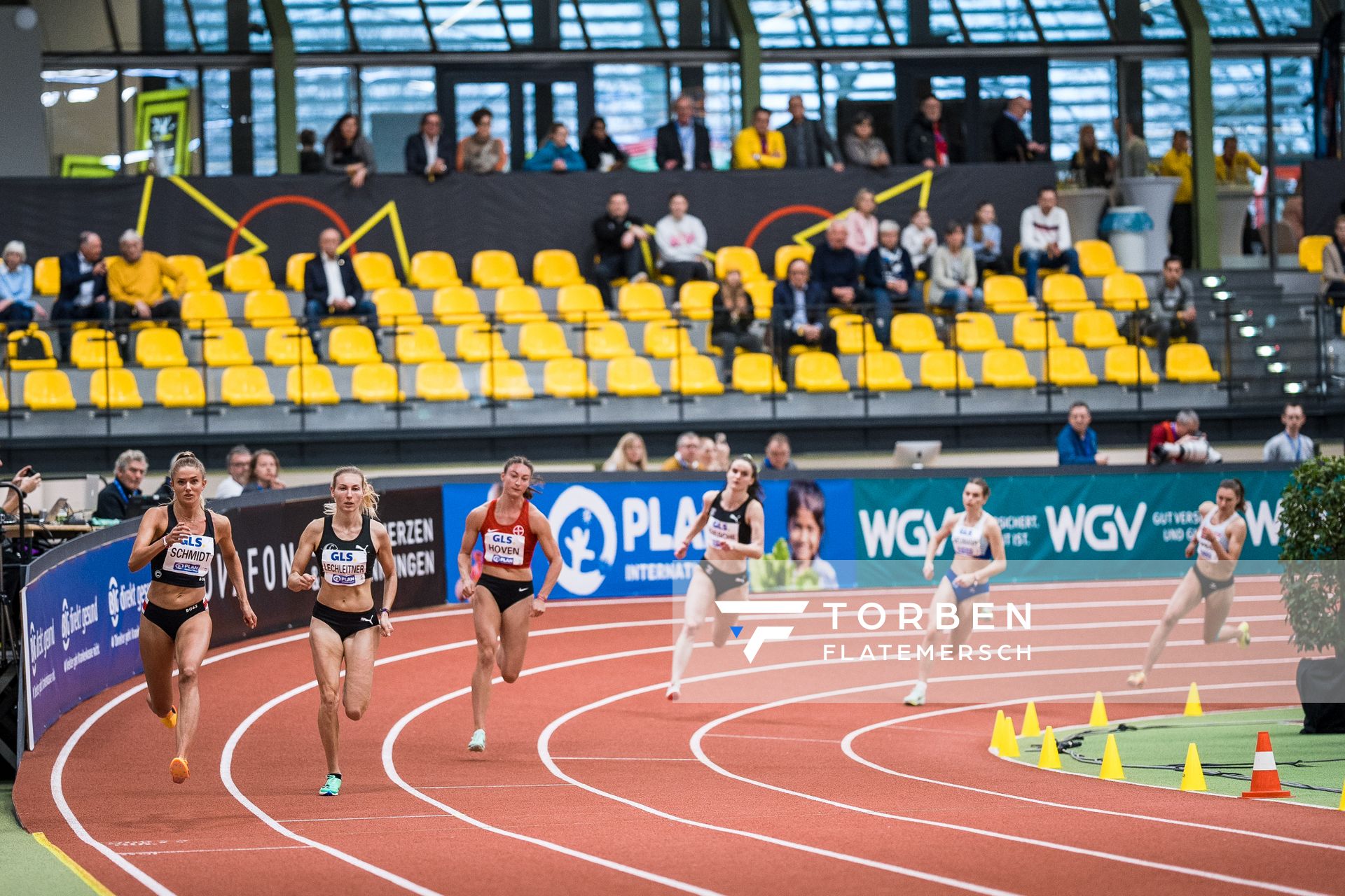 Alica Schmidt (SCC Berlin), Elisa Lechleitner (LAZ Ludwigsburg), Annkathrin Hoven (TSV Bayer 04 Leverkusen) bei den Deutschen Leichtathletik-Hallenmeisterschaften am 18.02.2023 in der Helmut-Koernig-Halle in Dortmund