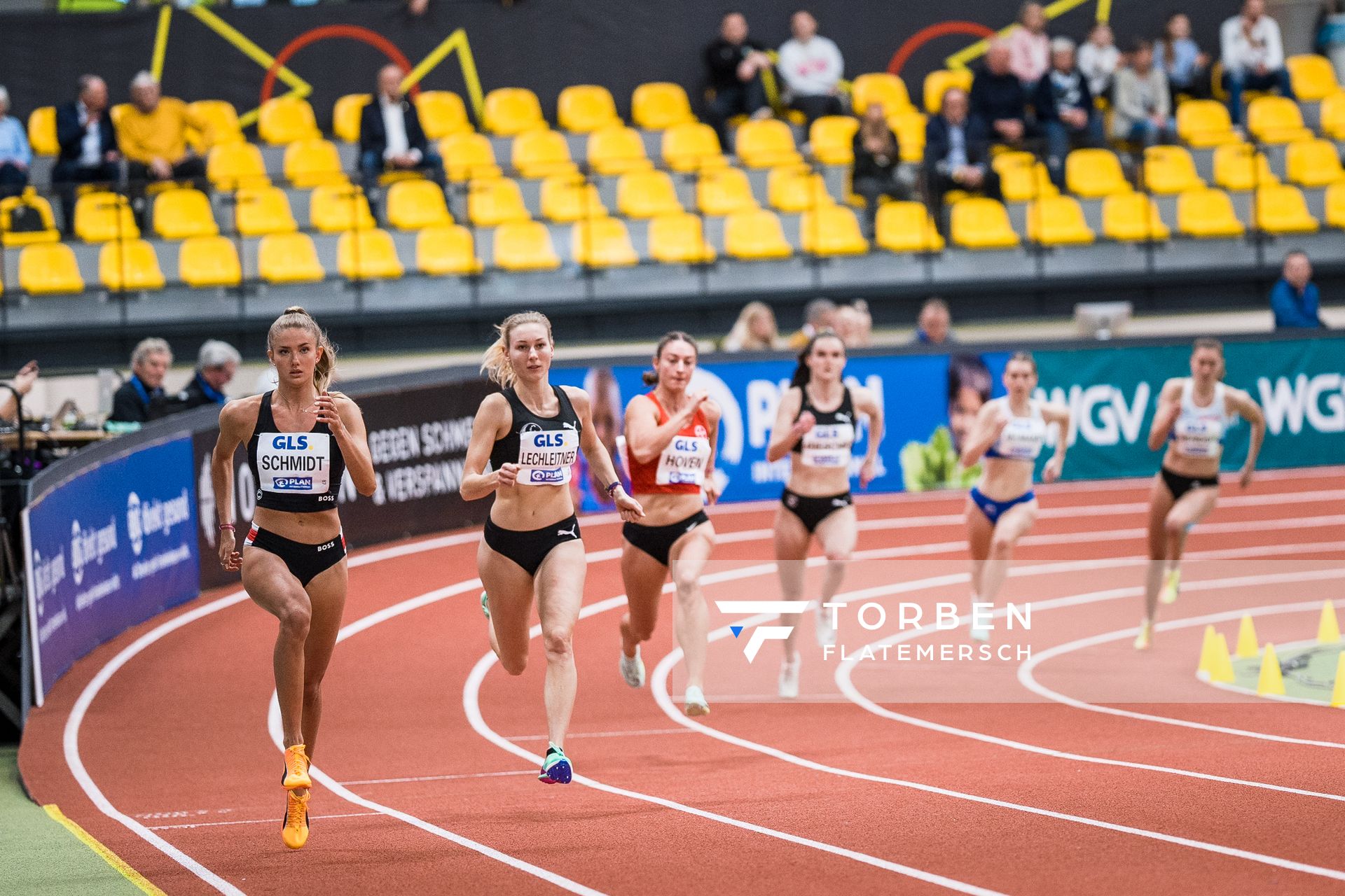 Alica Schmidt (SCC Berlin), Elisa Lechleitner (LAZ Ludwigsburg), Annkathrin Hoven (TSV Bayer 04 Leverkusen) bei den Deutschen Leichtathletik-Hallenmeisterschaften am 18.02.2023 in der Helmut-Koernig-Halle in Dortmund