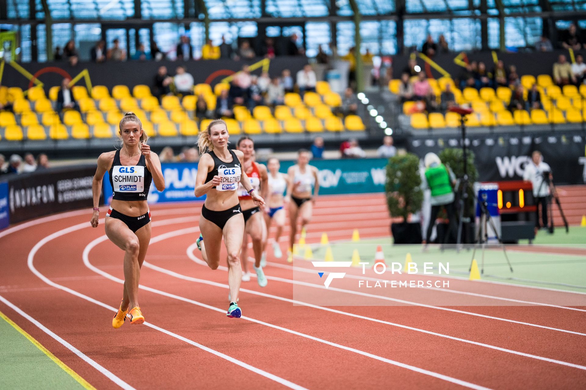 Alica Schmidt (SCC Berlin), Elisa Lechleitner (LAZ Ludwigsburg) bei den Deutschen Leichtathletik-Hallenmeisterschaften am 18.02.2023 in der Helmut-Koernig-Halle in Dortmund