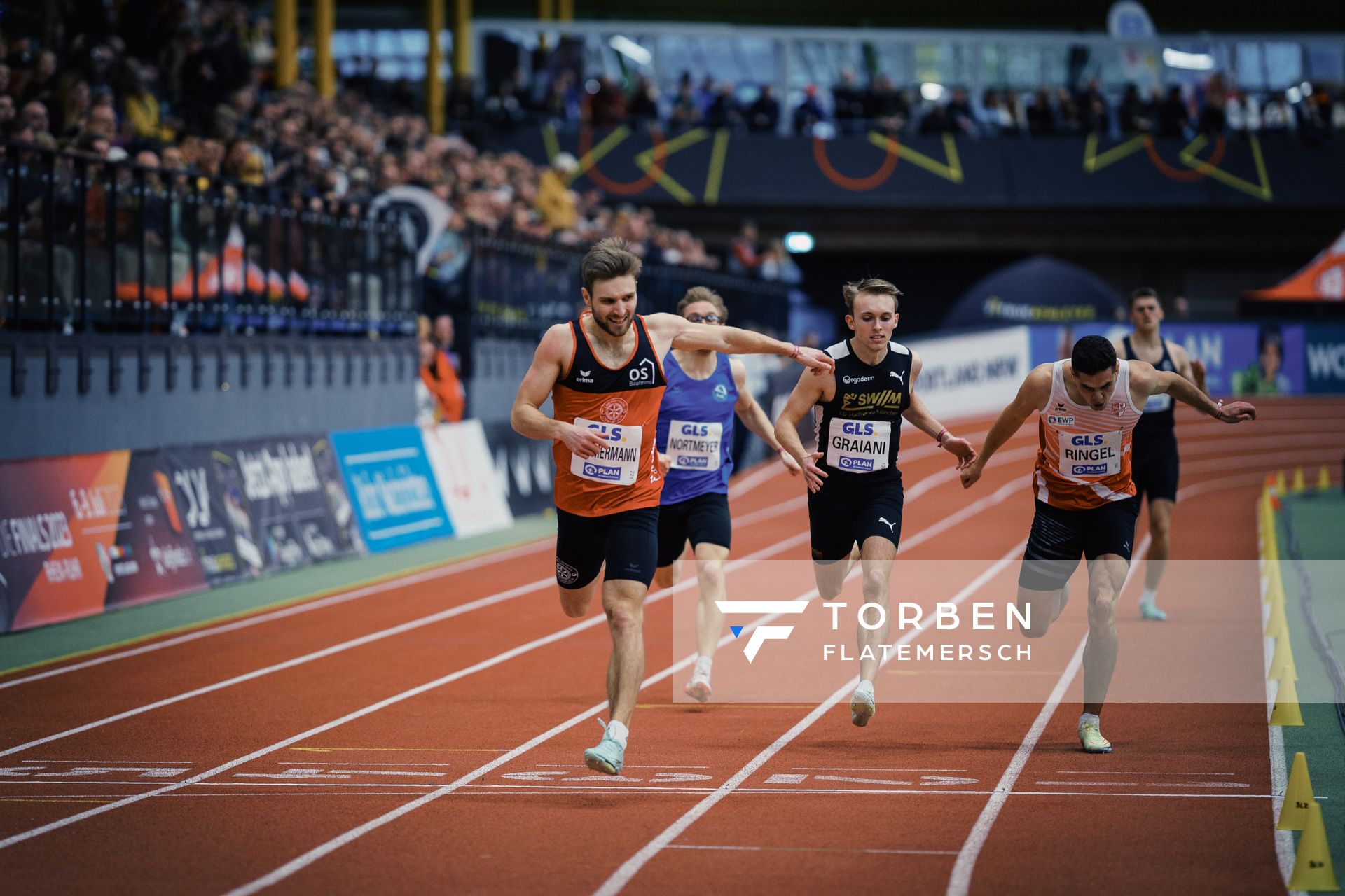 Fabian Dammermann (LG Osnabrueck), Vincente Graiani (LG Stadtwerke Muenchen), Justus Ringel (SC Potsdam) bei den Deutschen Leichtathletik-Hallenmeisterschaften am 18.02.2023 in der Helmut-Koernig-Halle in Dortmund