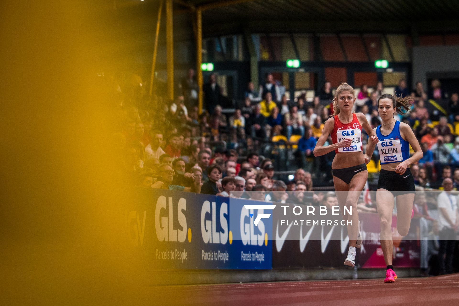 Konstanze Klosterhalfen (TSV Bayer 04 Leverkusen), Hanna Klein (LAV Stadtwerke Tuebingen) ueber 3000m bei den Deutschen Leichtathletik-Hallenmeisterschaften am 18.02.2023 in der Helmut-Koernig-Halle in Dortmund