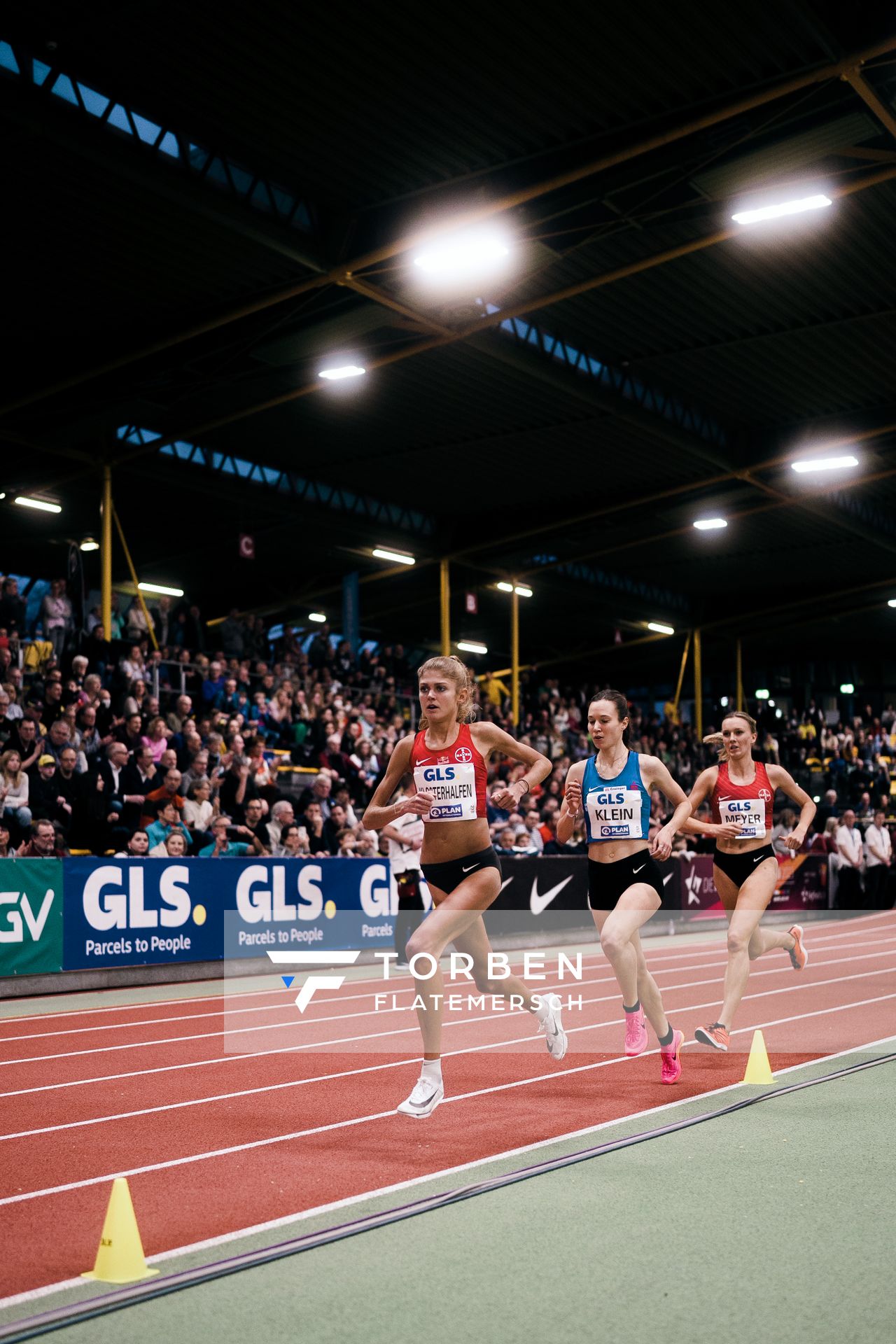 Konstanze Klosterhalfen (TSV Bayer 04 Leverkusen), Hanna Klein (LAV Stadtwerke Tuebingen), Lea Meyer (TSV Bayer 04 Leverkusen) ueber 3000m bei den Deutschen Leichtathletik-Hallenmeisterschaften am 18.02.2023 in der Helmut-Koernig-Halle in Dortmund