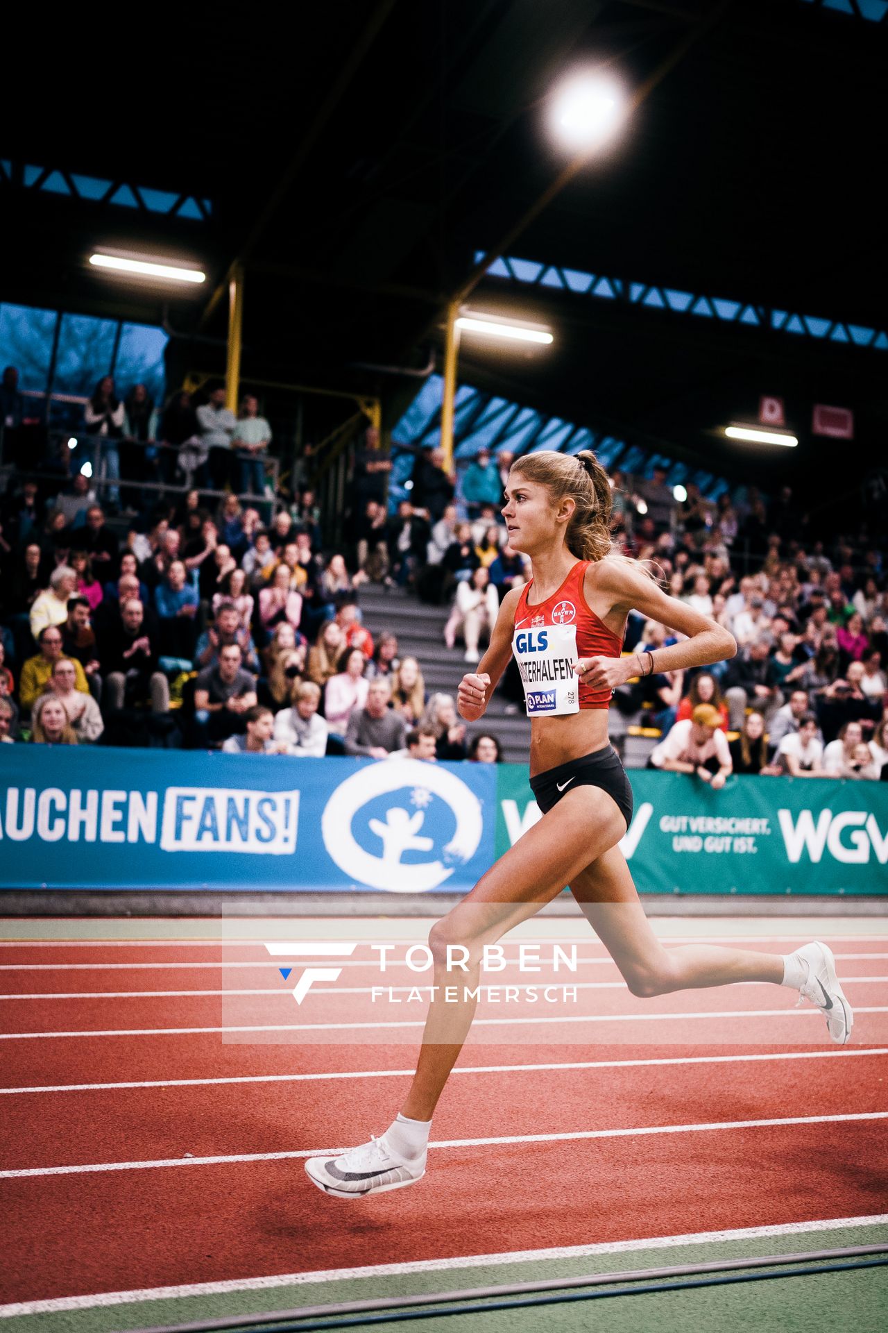 Konstanze Klosterhalfen (TSV Bayer 04 Leverkusen) ueber 3000m bei den Deutschen Leichtathletik-Hallenmeisterschaften am 18.02.2023 in der Helmut-Koernig-Halle in Dortmund