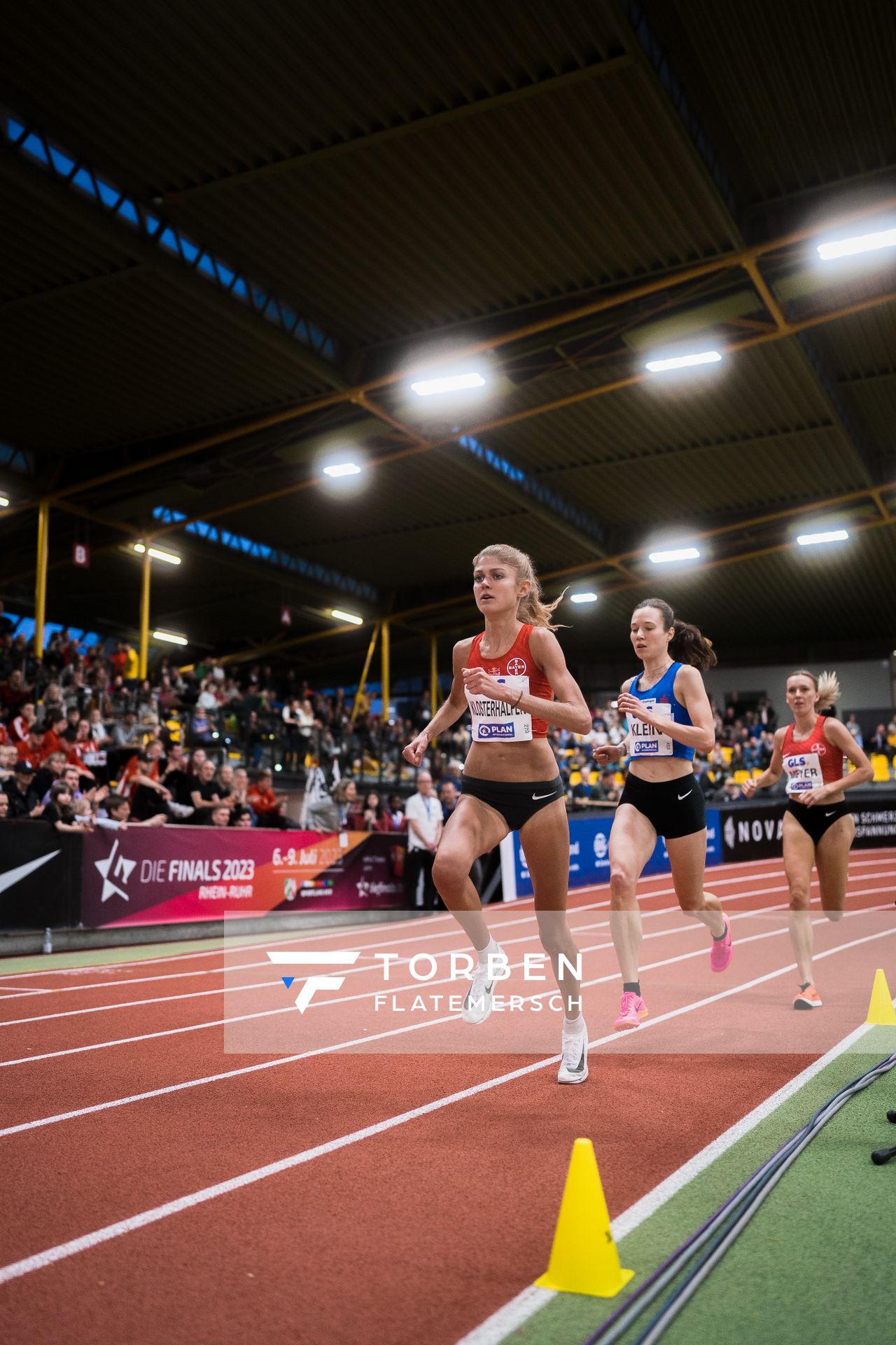 Konstanze Klosterhalfen (TSV Bayer 04 Leverkusen), Hanna Klein (LAV Stadtwerke Tuebingen), Lea Meyer (TSV Bayer 04 Leverkusen) ueber 3000m bei den Deutschen Leichtathletik-Hallenmeisterschaften am 18.02.2023 in der Helmut-Koernig-Halle in Dortmund