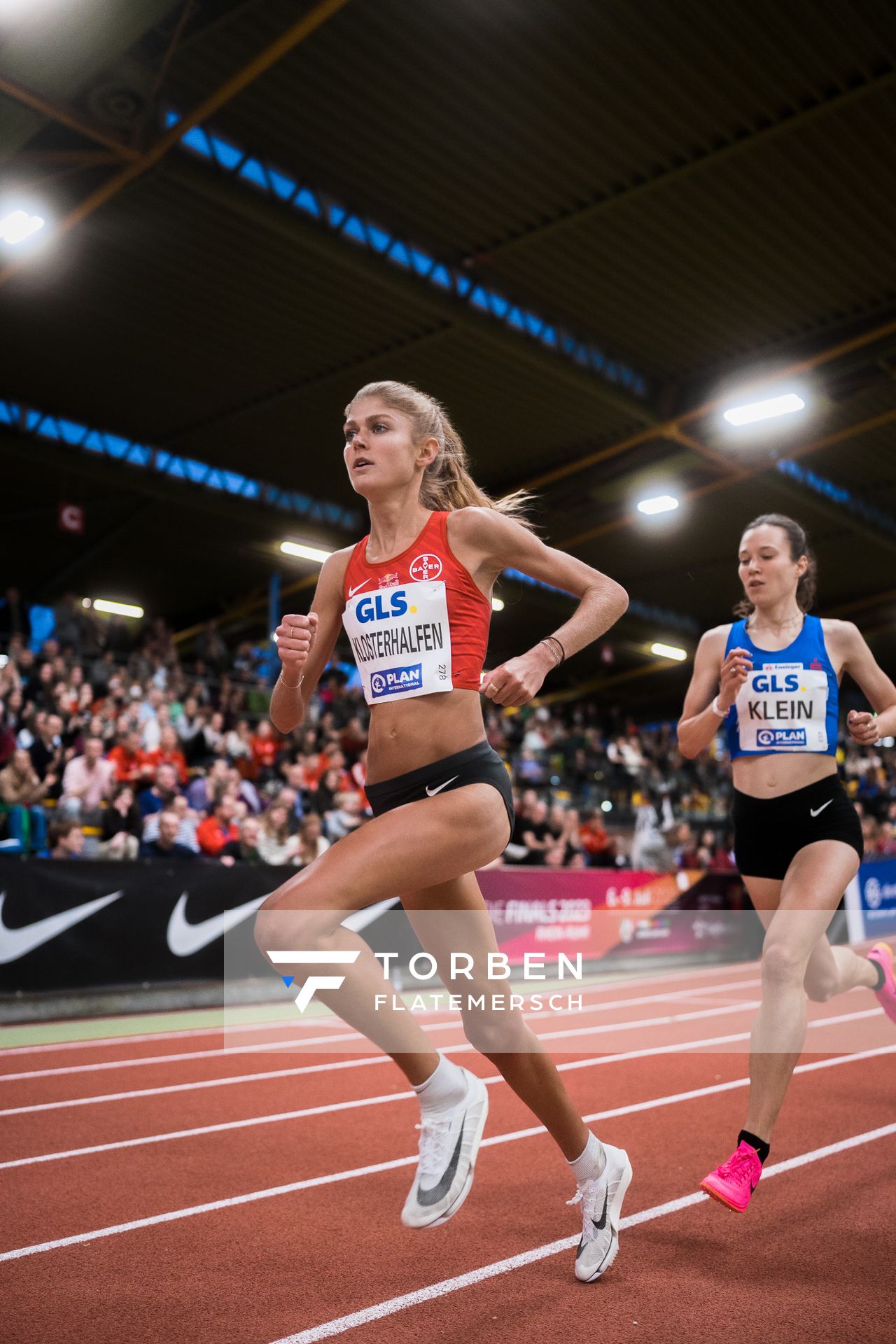 Konstanze Klosterhalfen (TSV Bayer 04 Leverkusen), Hanna Klein (LAV Stadtwerke Tuebingen) ueber 3000m bei den Deutschen Leichtathletik-Hallenmeisterschaften am 18.02.2023 in der Helmut-Koernig-Halle in Dortmund