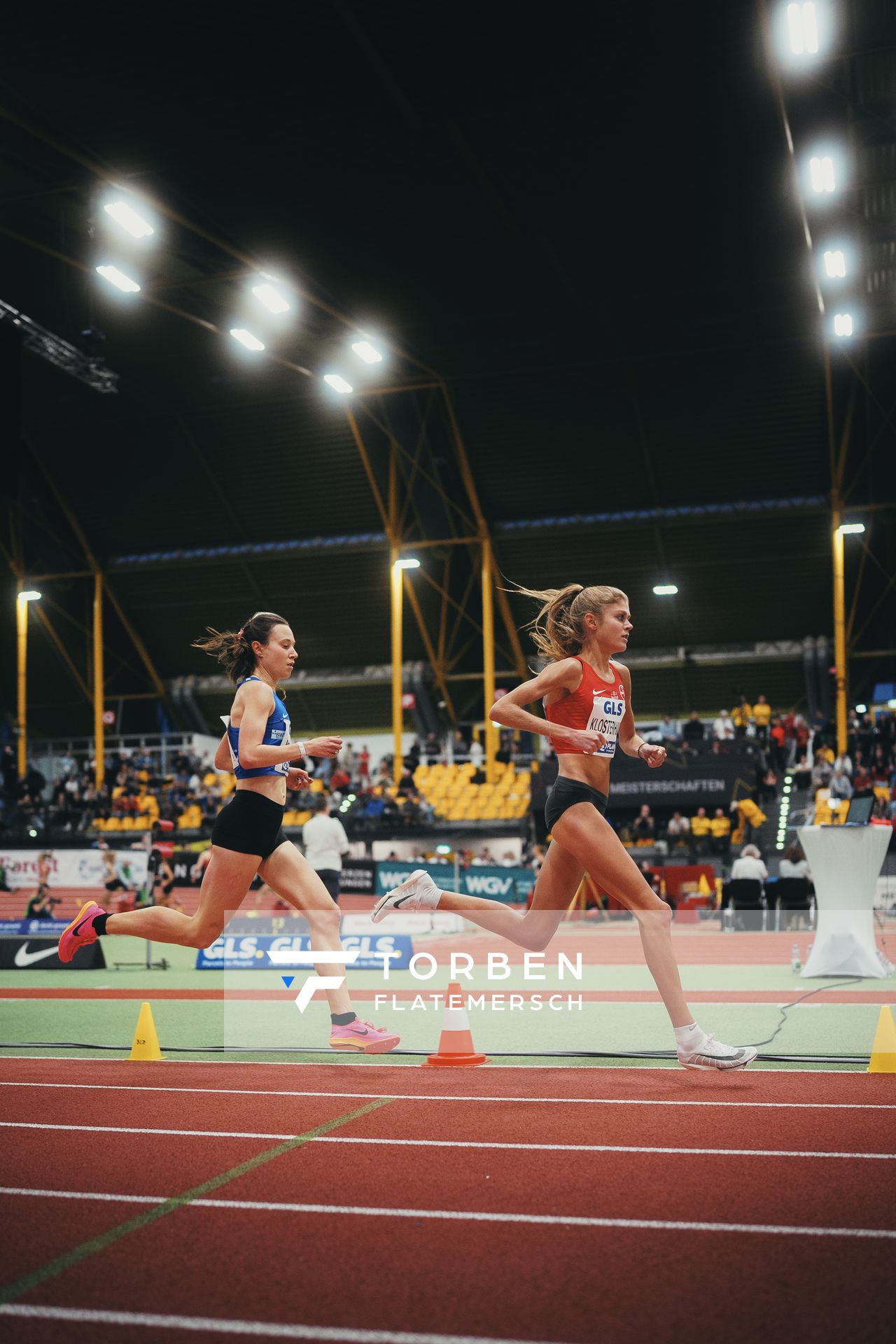 Konstanze Klosterhalfen (TSV Bayer 04 Leverkusen), Hanna Klein (LAV Stadtwerke Tuebingen) bei den Deutschen Leichtathletik-Hallenmeisterschaften am 18.02.2023 in der Helmut-Koernig-Halle in Dortmund