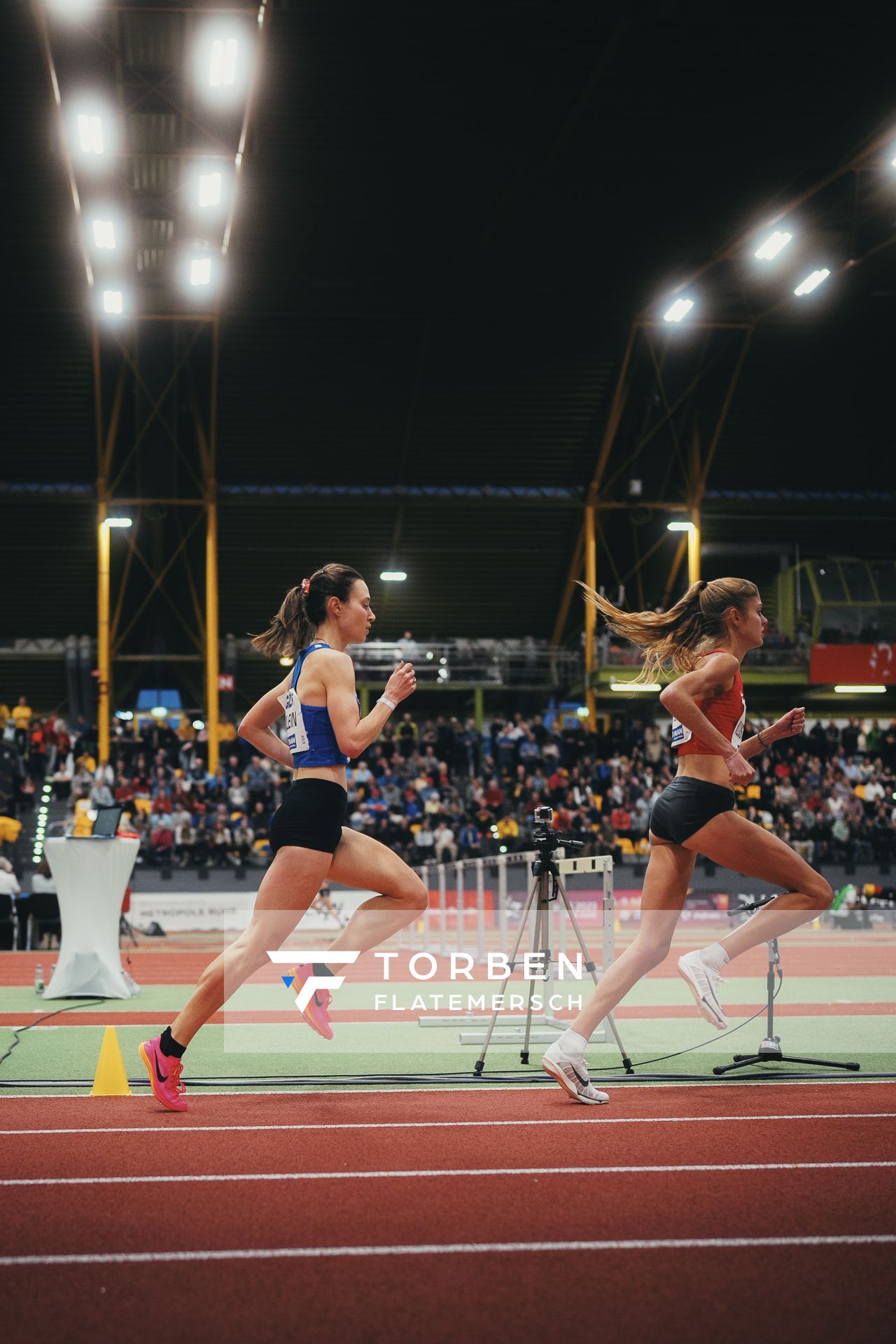 Konstanze Klosterhalfen (TSV Bayer 04 Leverkusen), Hanna Klein (LAV Stadtwerke Tuebingen) bei den Deutschen Leichtathletik-Hallenmeisterschaften am 18.02.2023 in der Helmut-Koernig-Halle in Dortmund